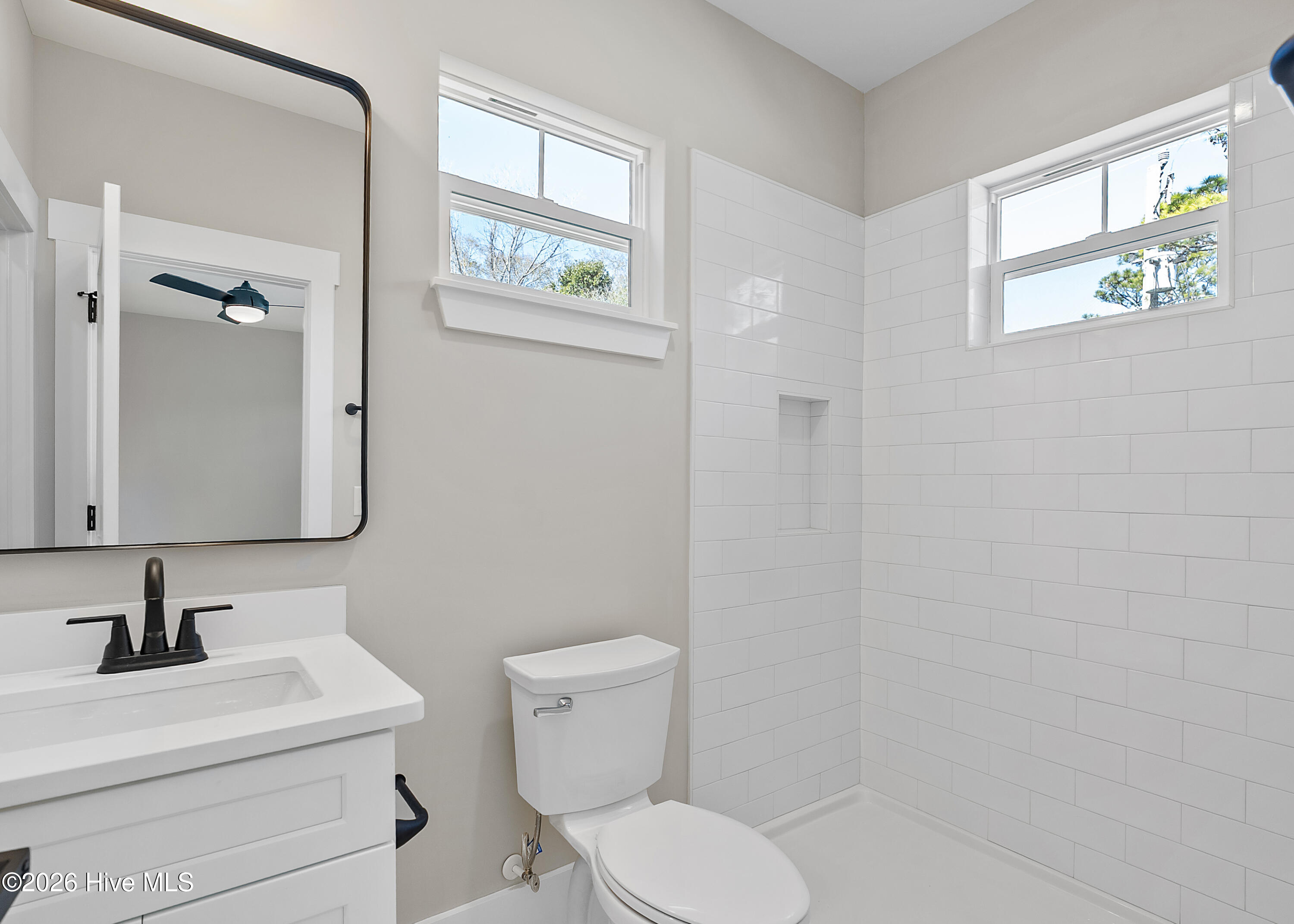 100566285 | Photo 30