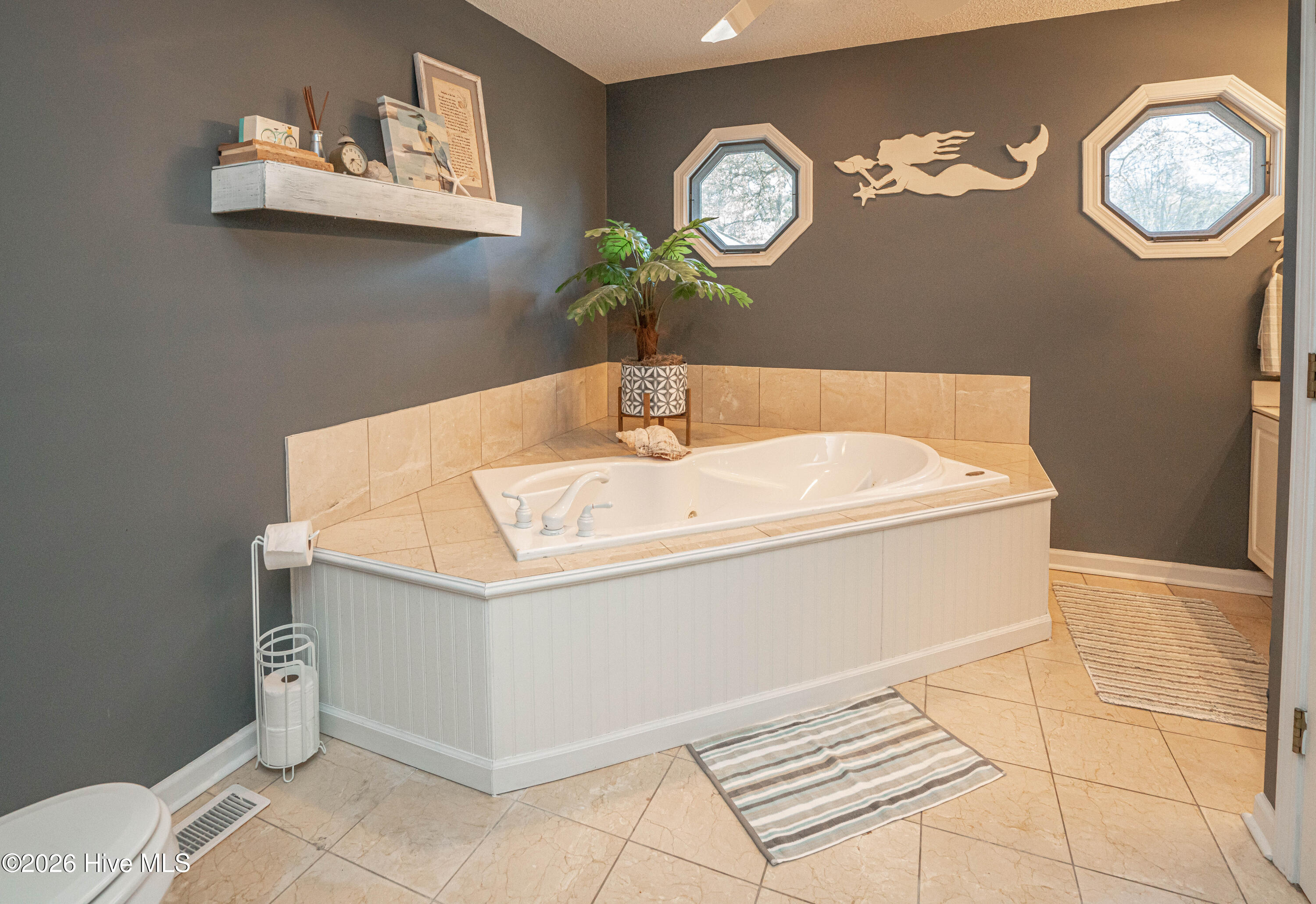 100561840 | Photo 19