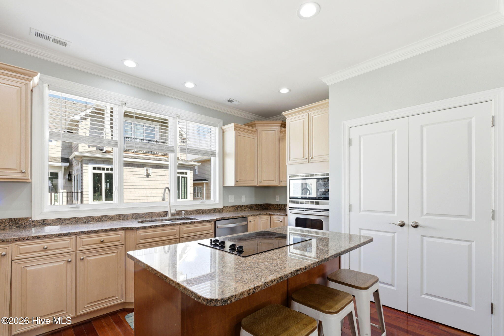 100559880 | Photo 16