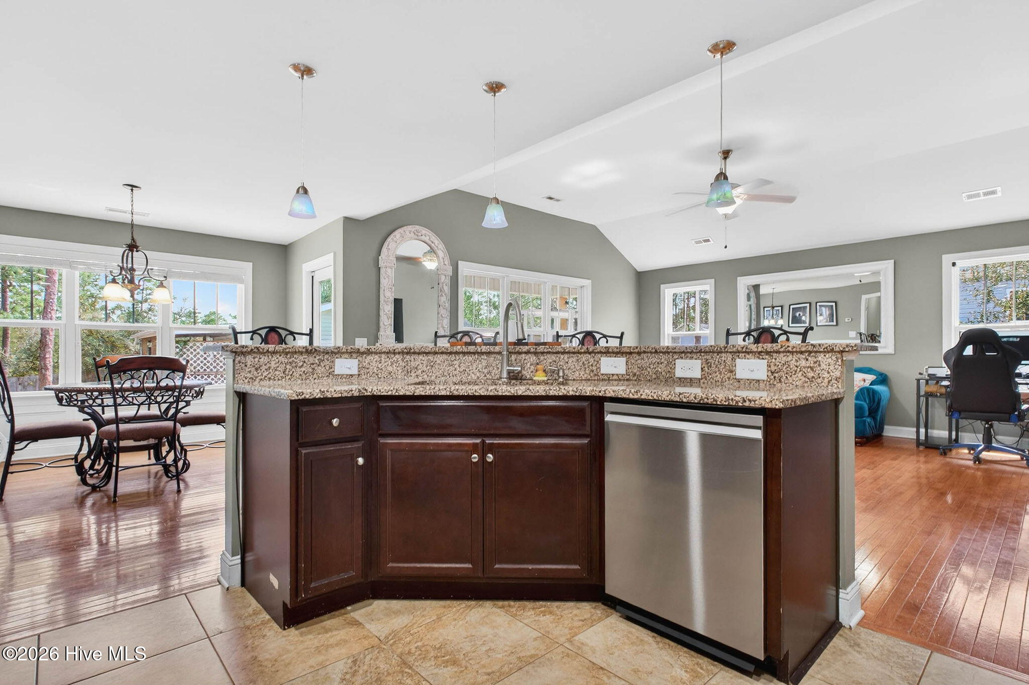 100561727 | Photo 11