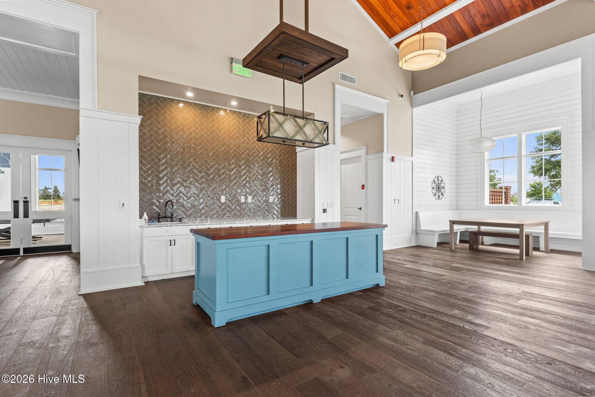 100569048 | Photo 49