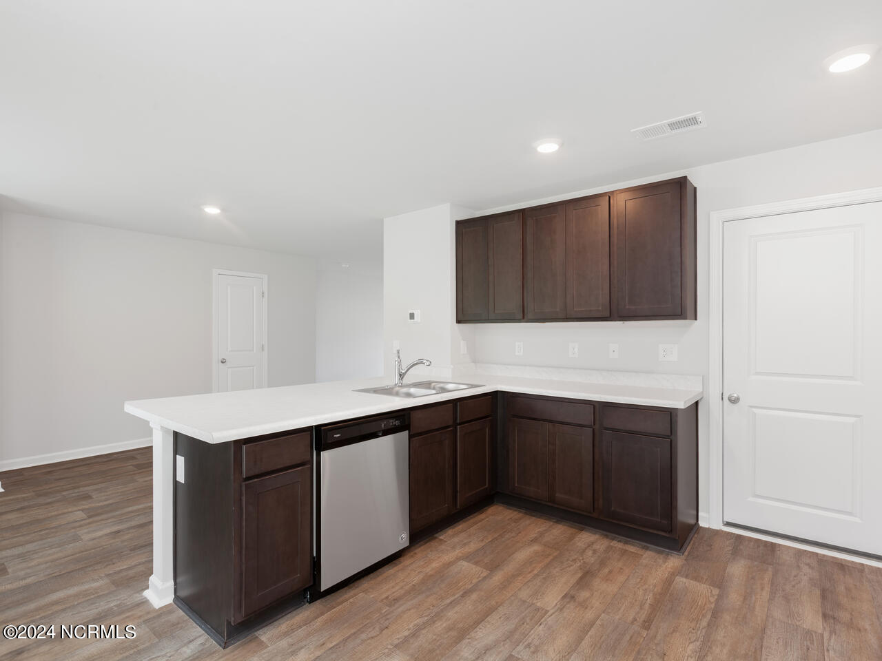 100533675 | Photo 12