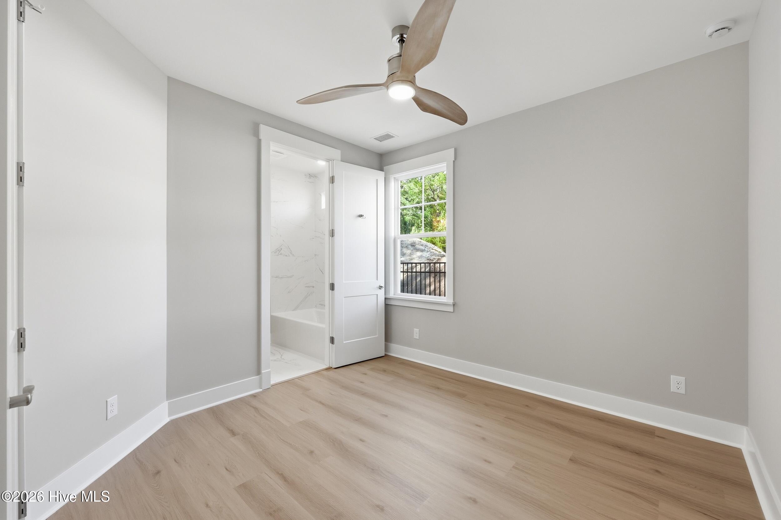 100548658 | Photo 21