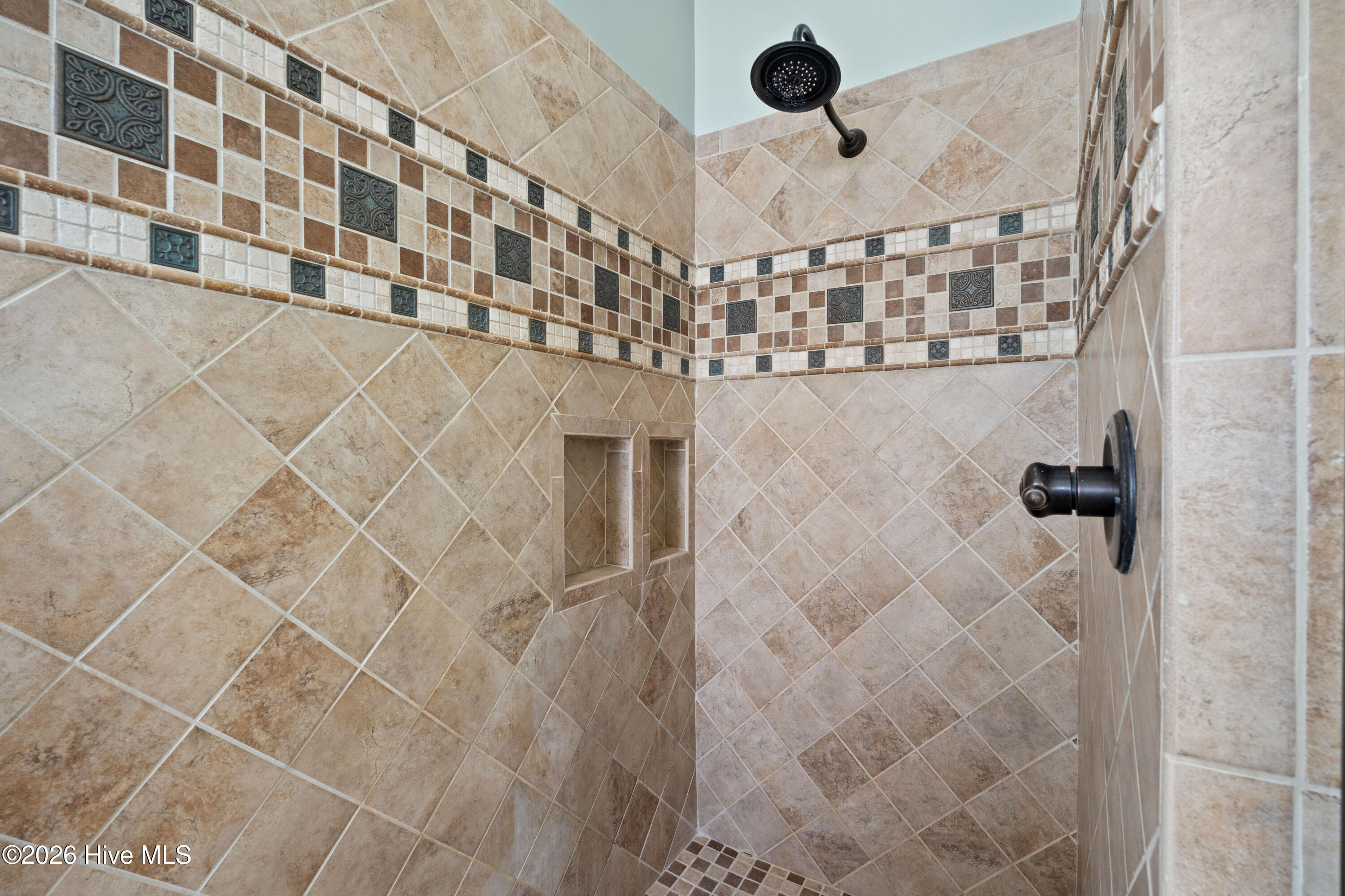 100565289 | Photo 40