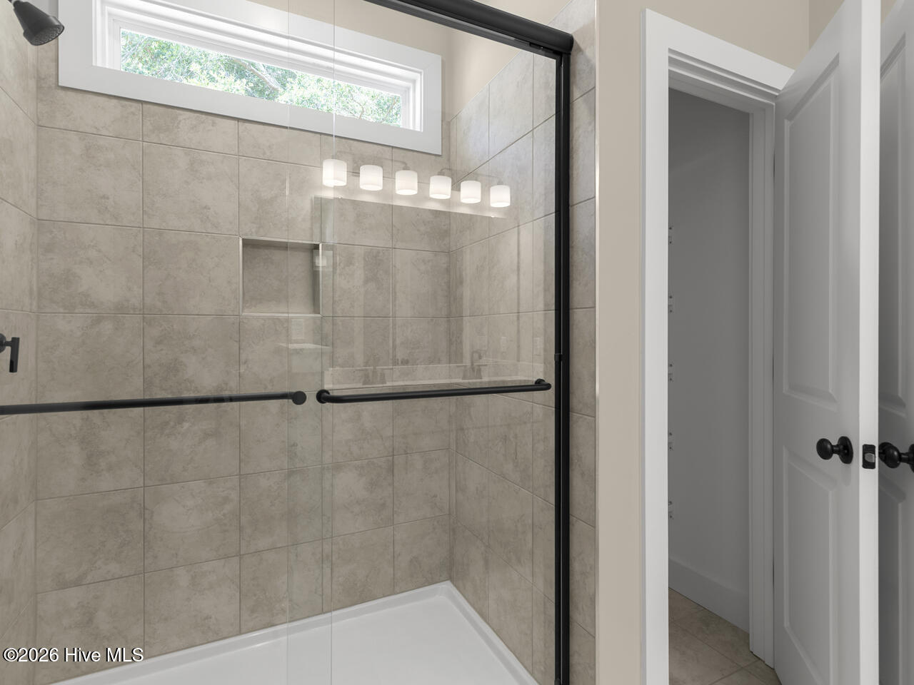 100547576 | Photo 24