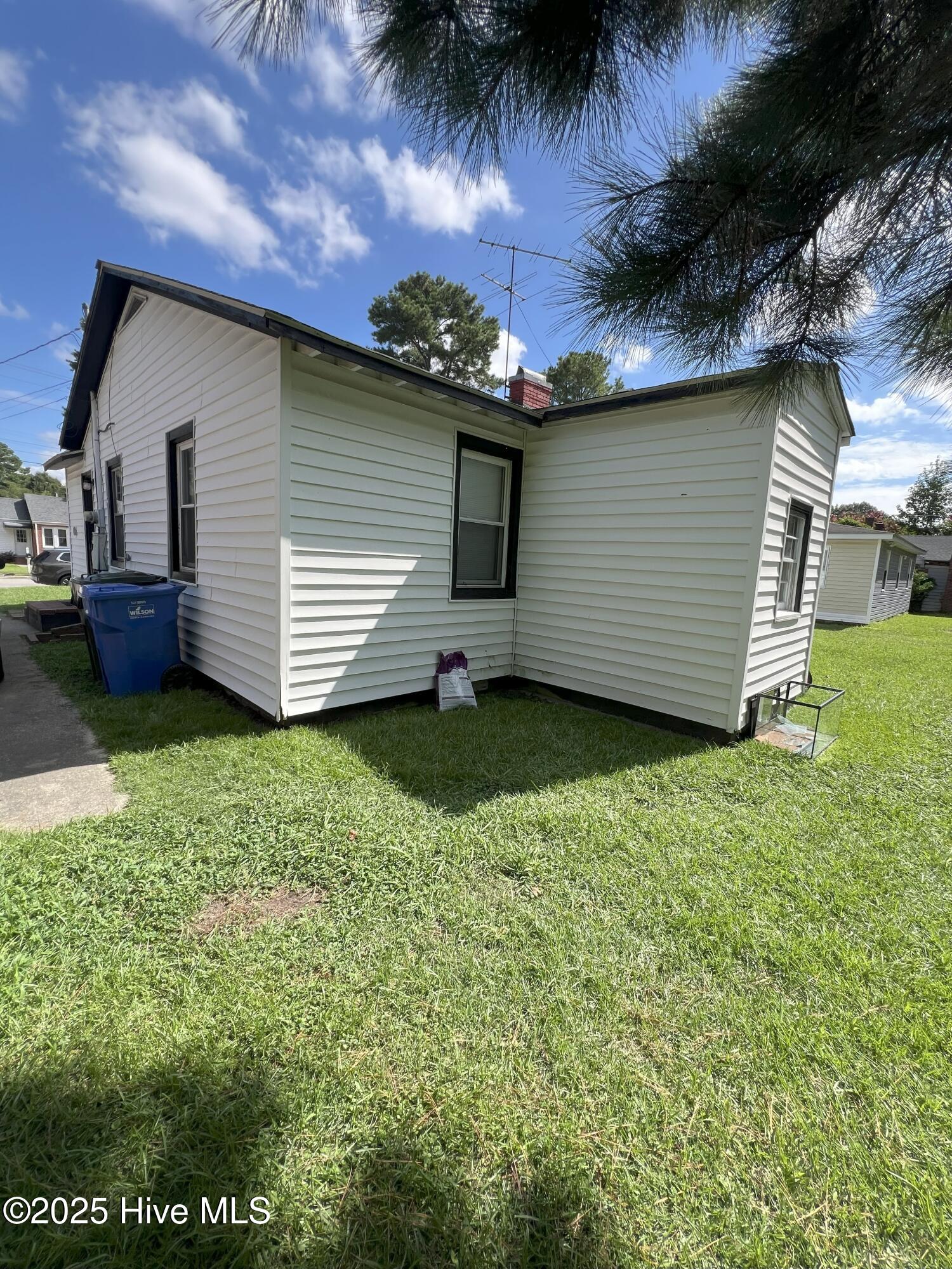 605 Grove NE-side-back