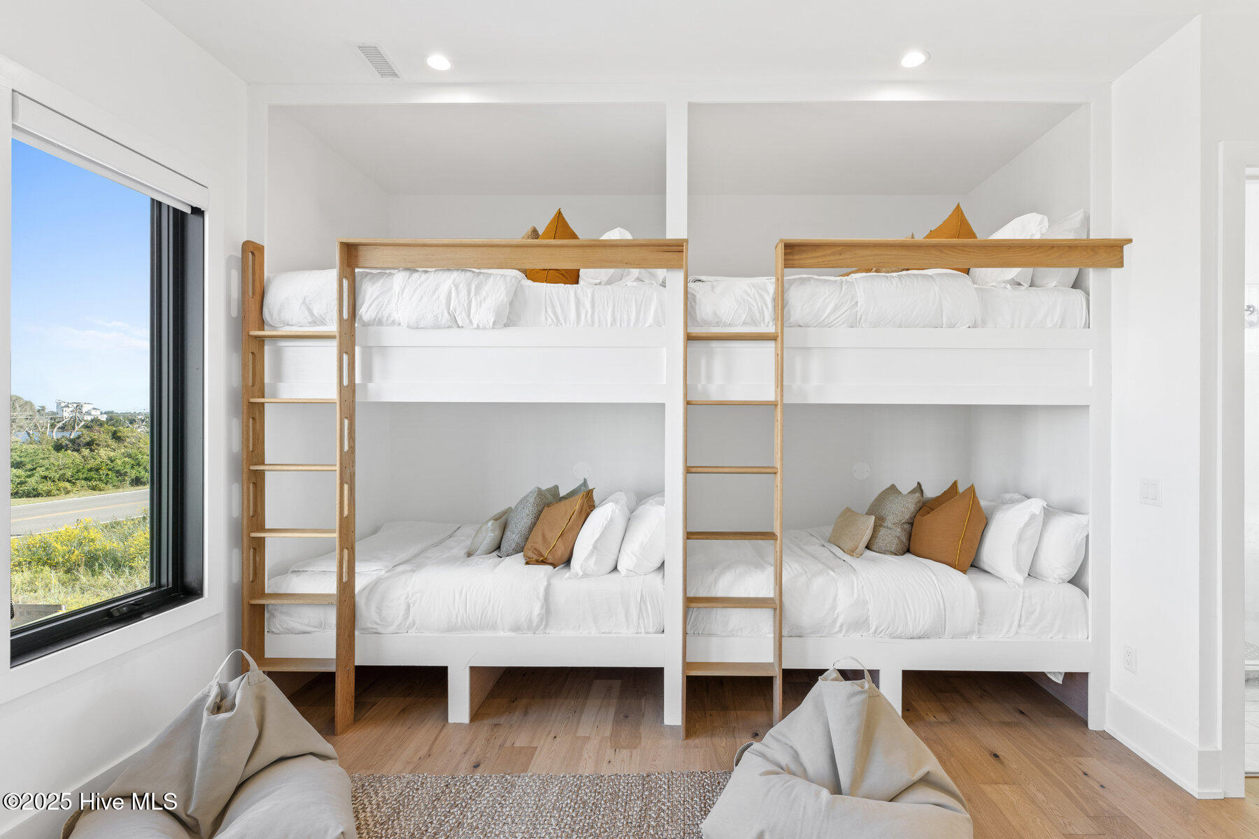 100535055 | Photo 26