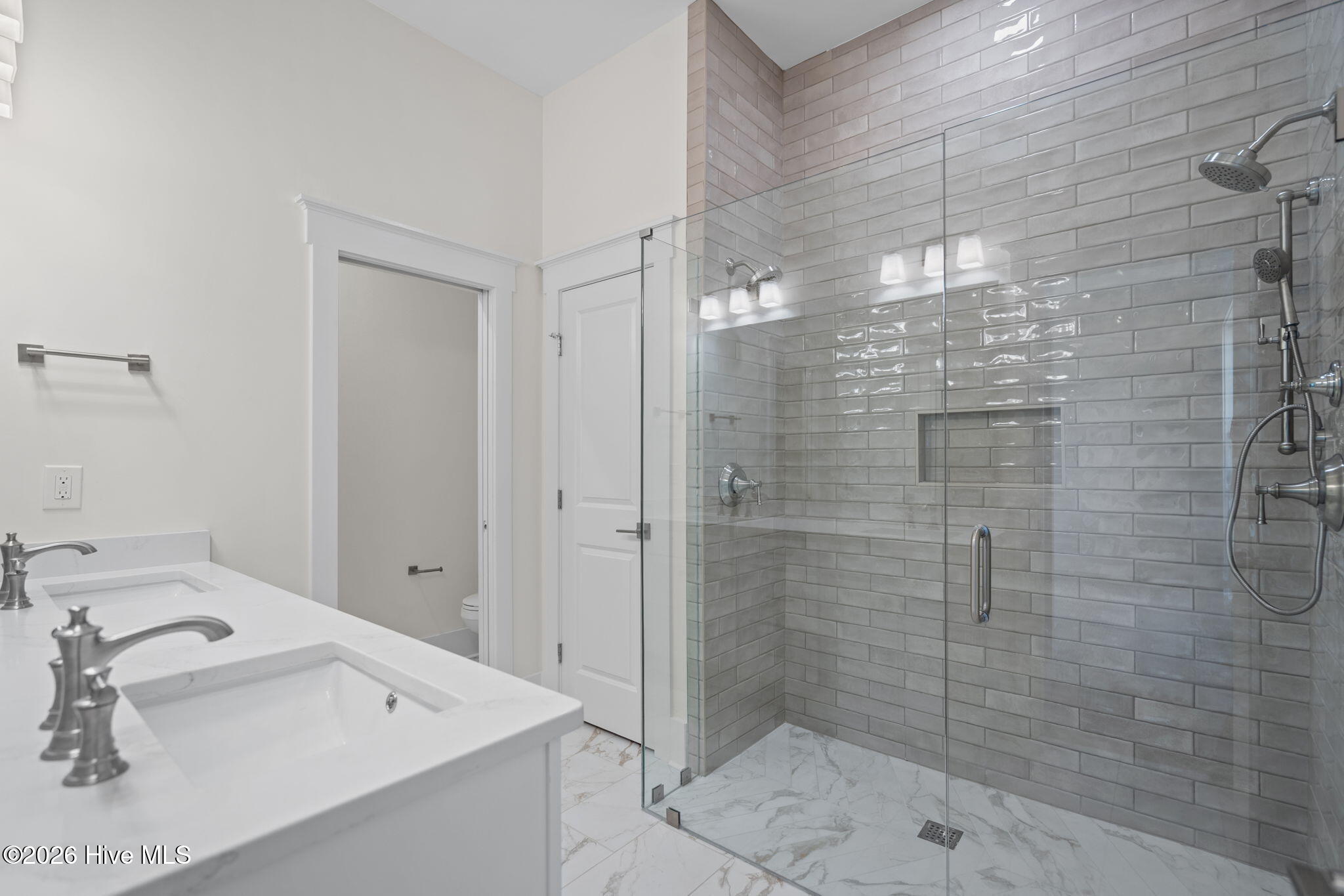 100564370 | Photo 39