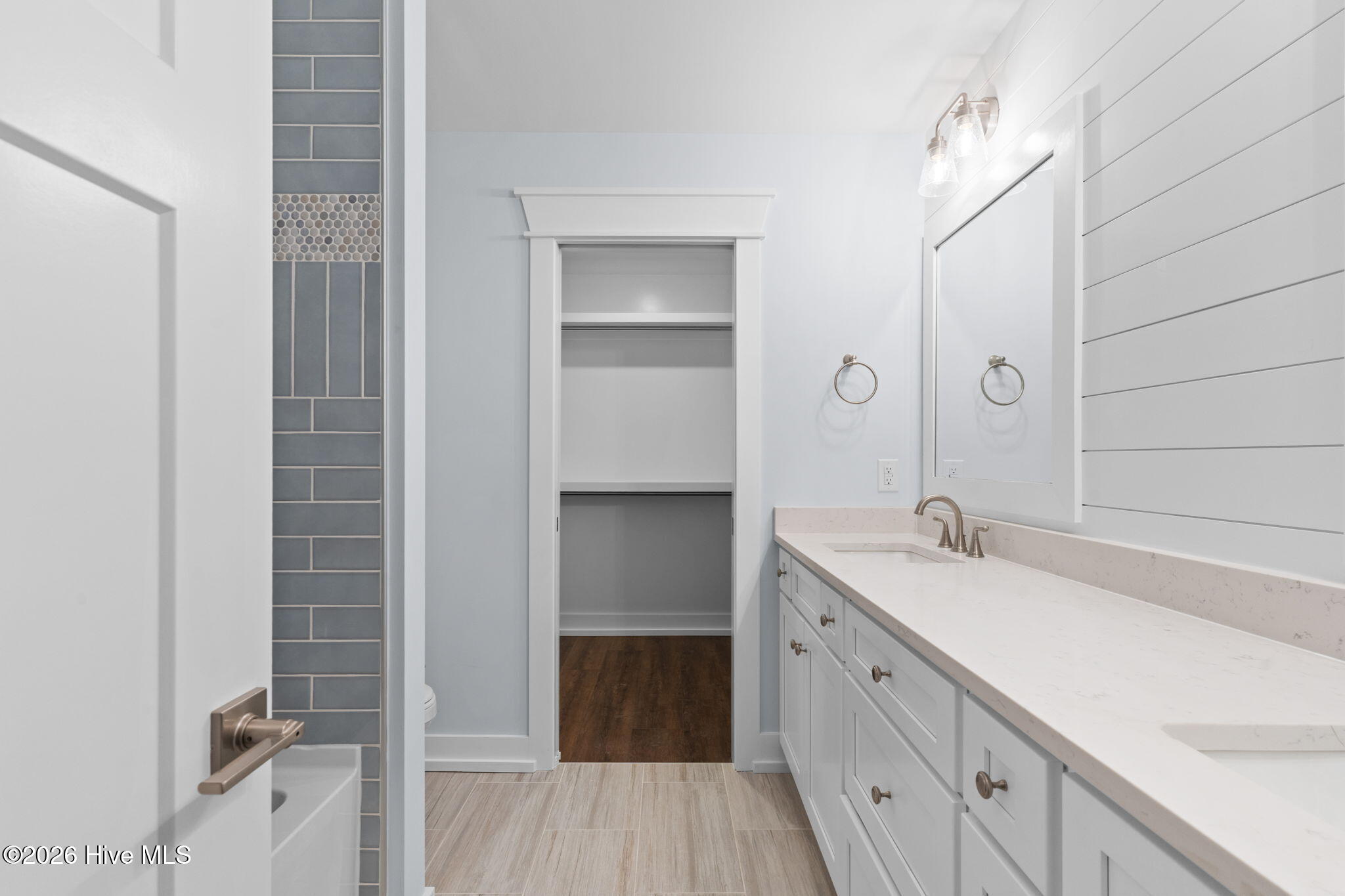 100527921 | Photo 28