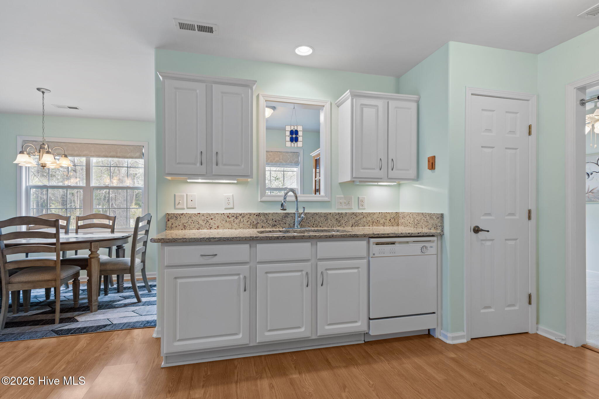 100563135 | Photo 15