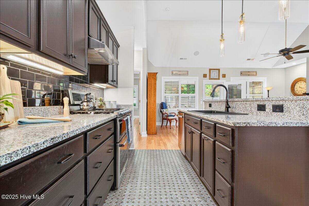 100541263 | Photo 11