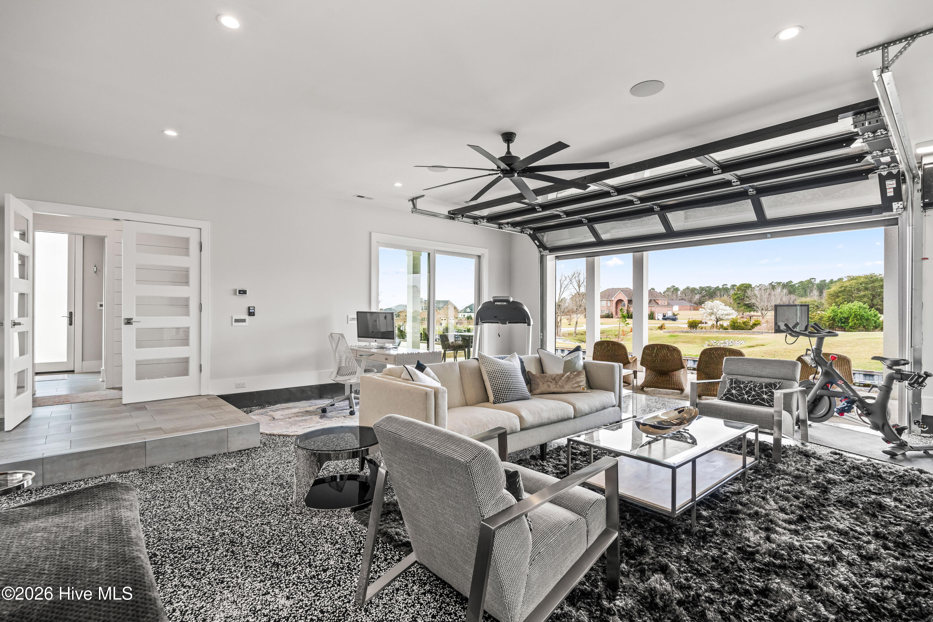 100567165 | Photo 75