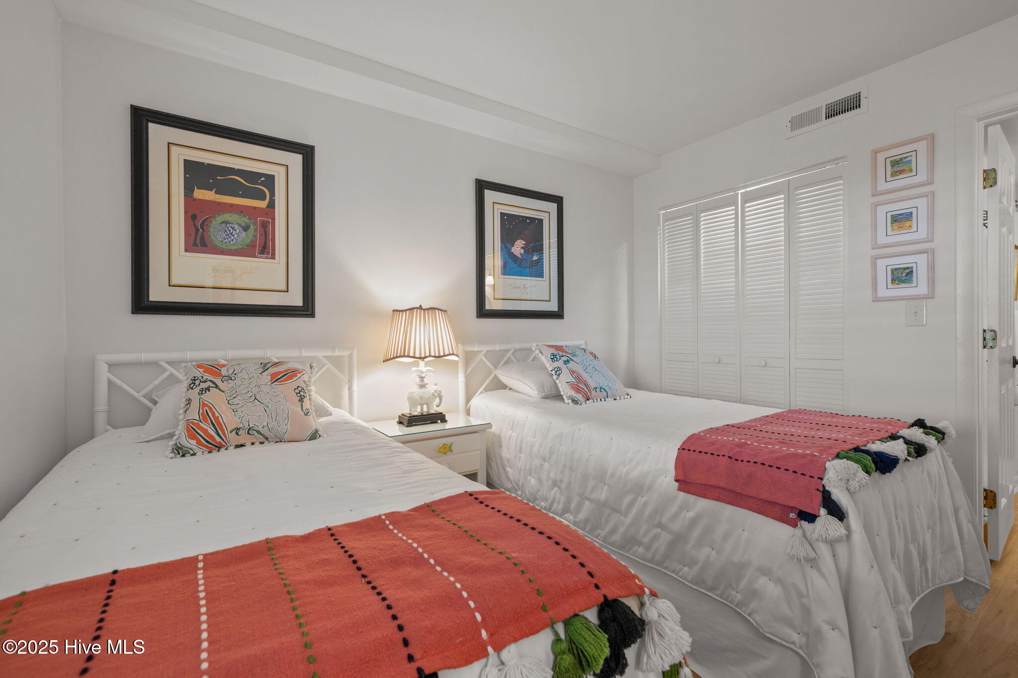 100543280 | Photo 26