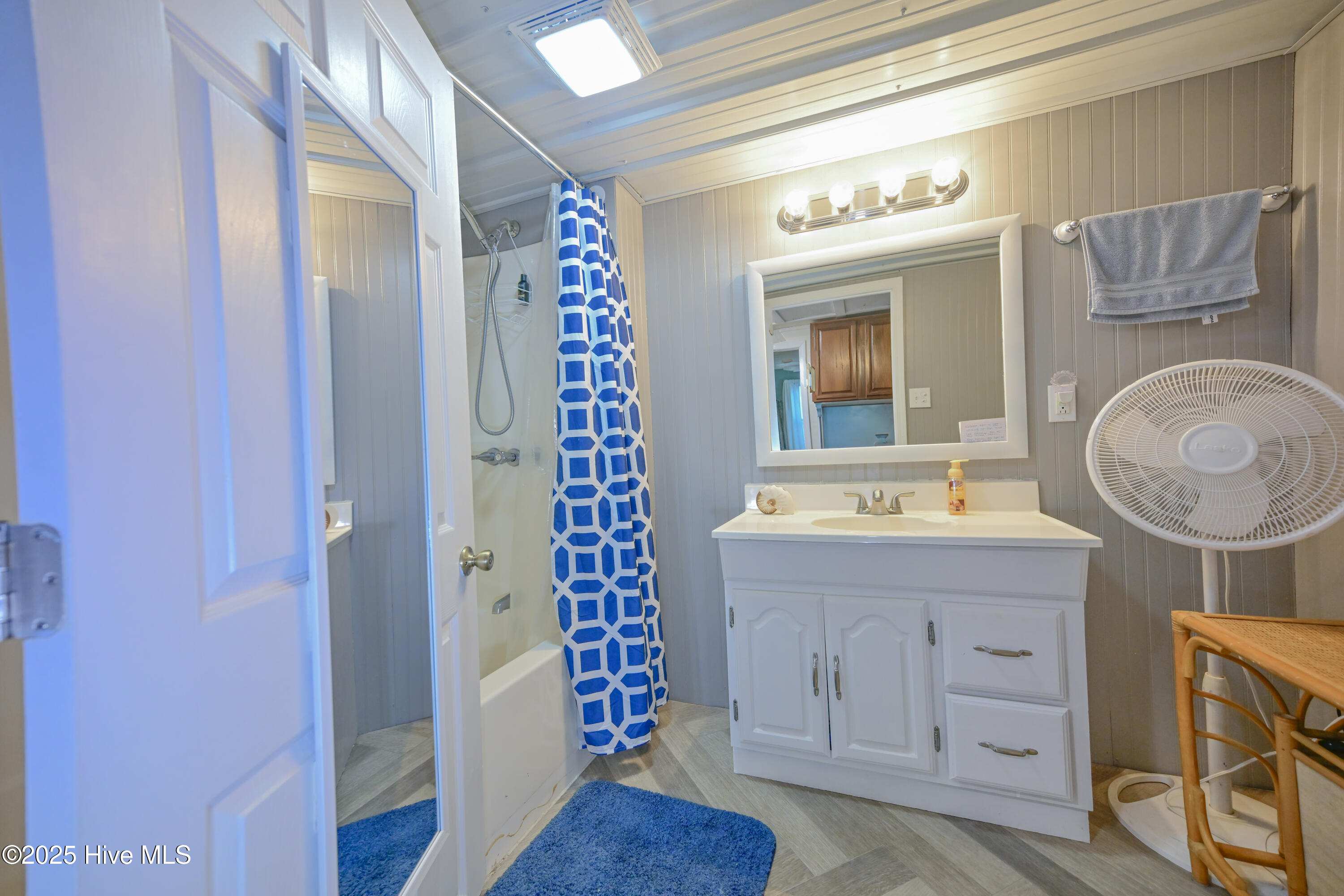 100495129 | Photo 53