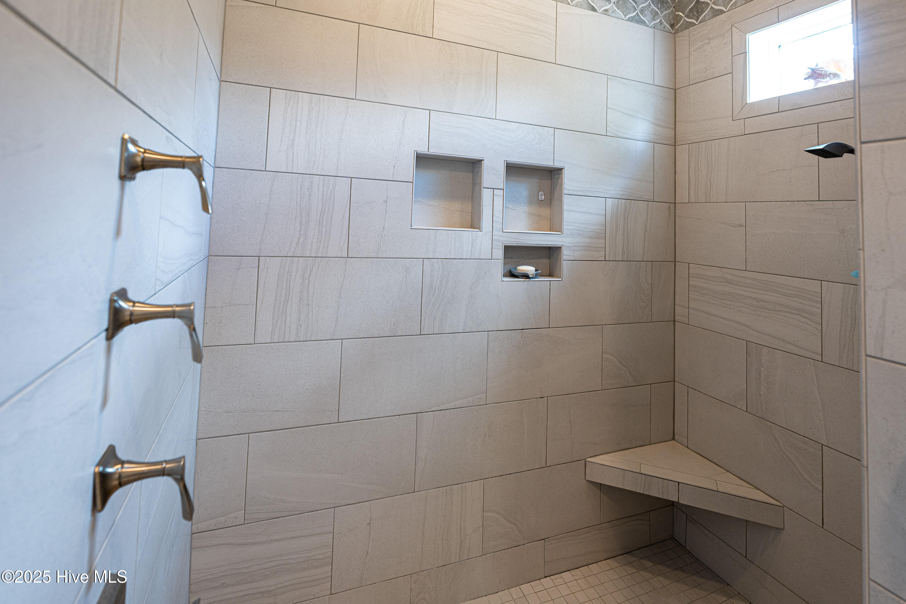 100522679 | Photo 33