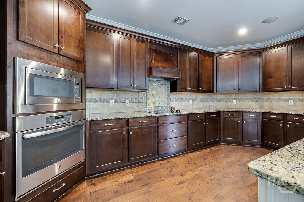 Kitchen oven and range