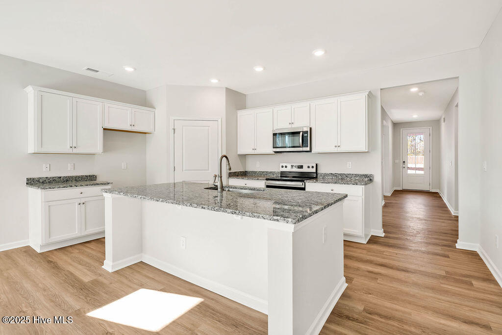 100561109 | Photo 10