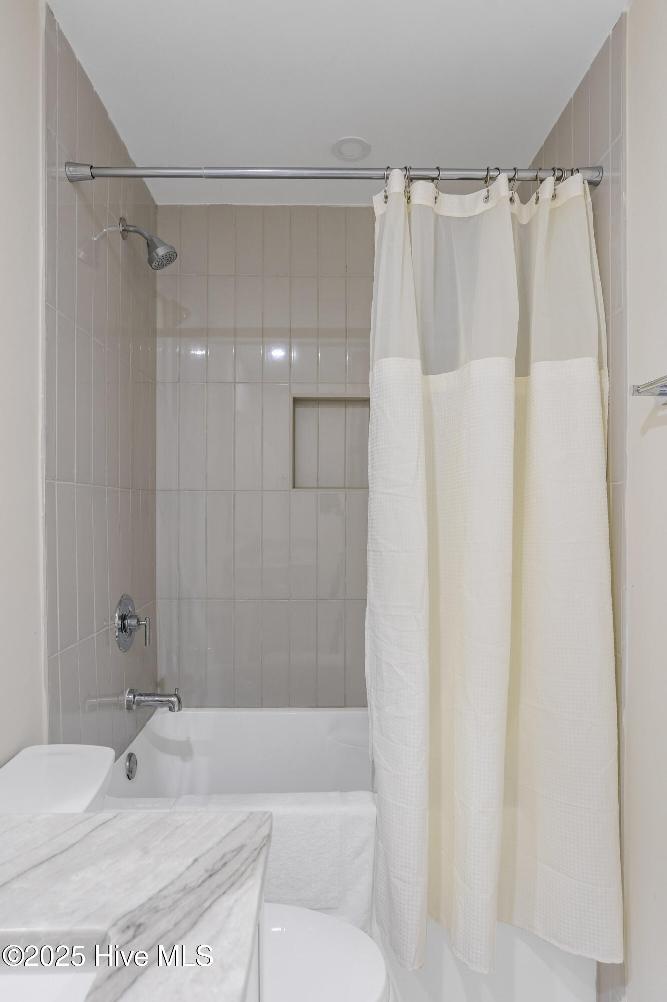 100523205 | Photo 30