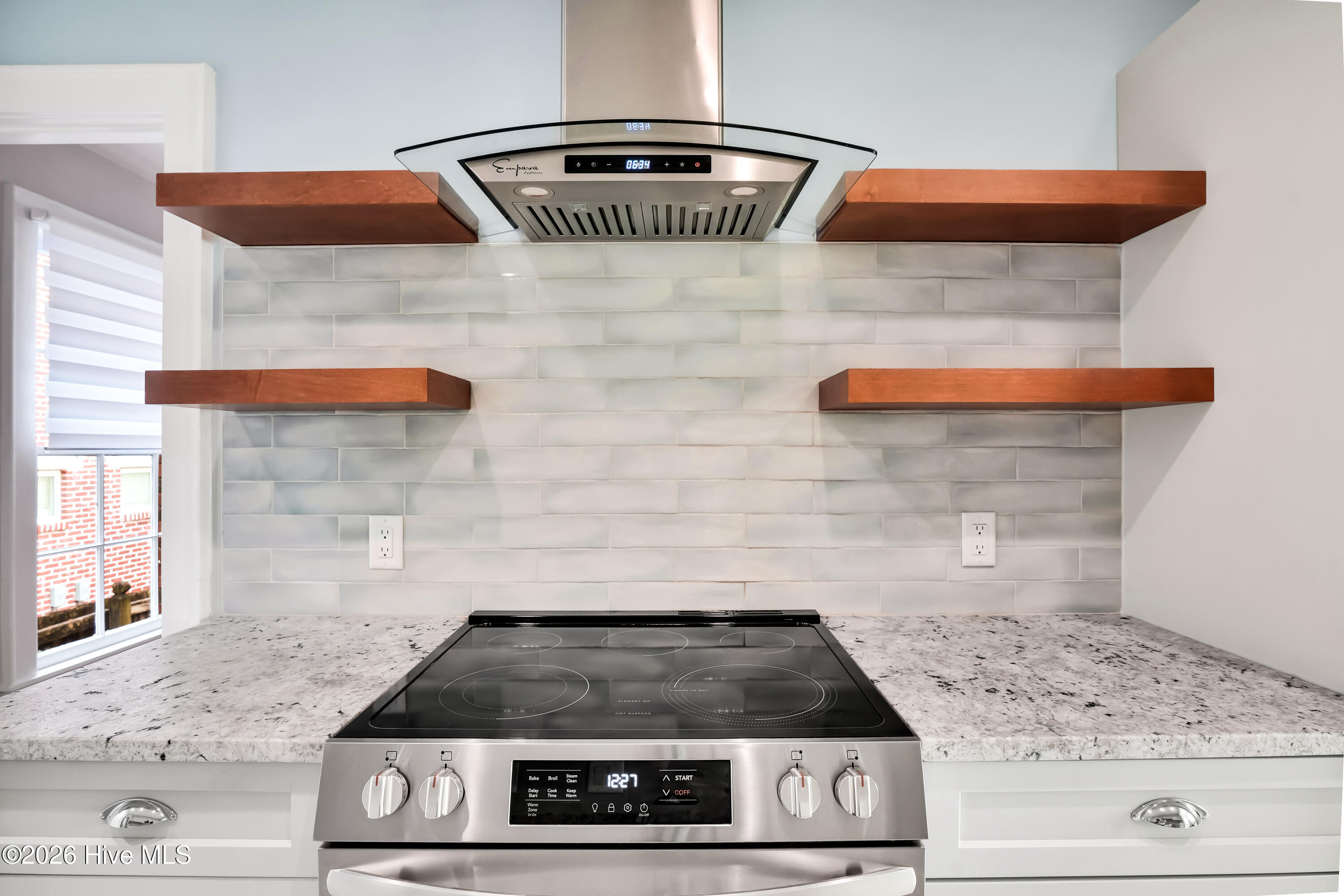 100564635 | Photo 15