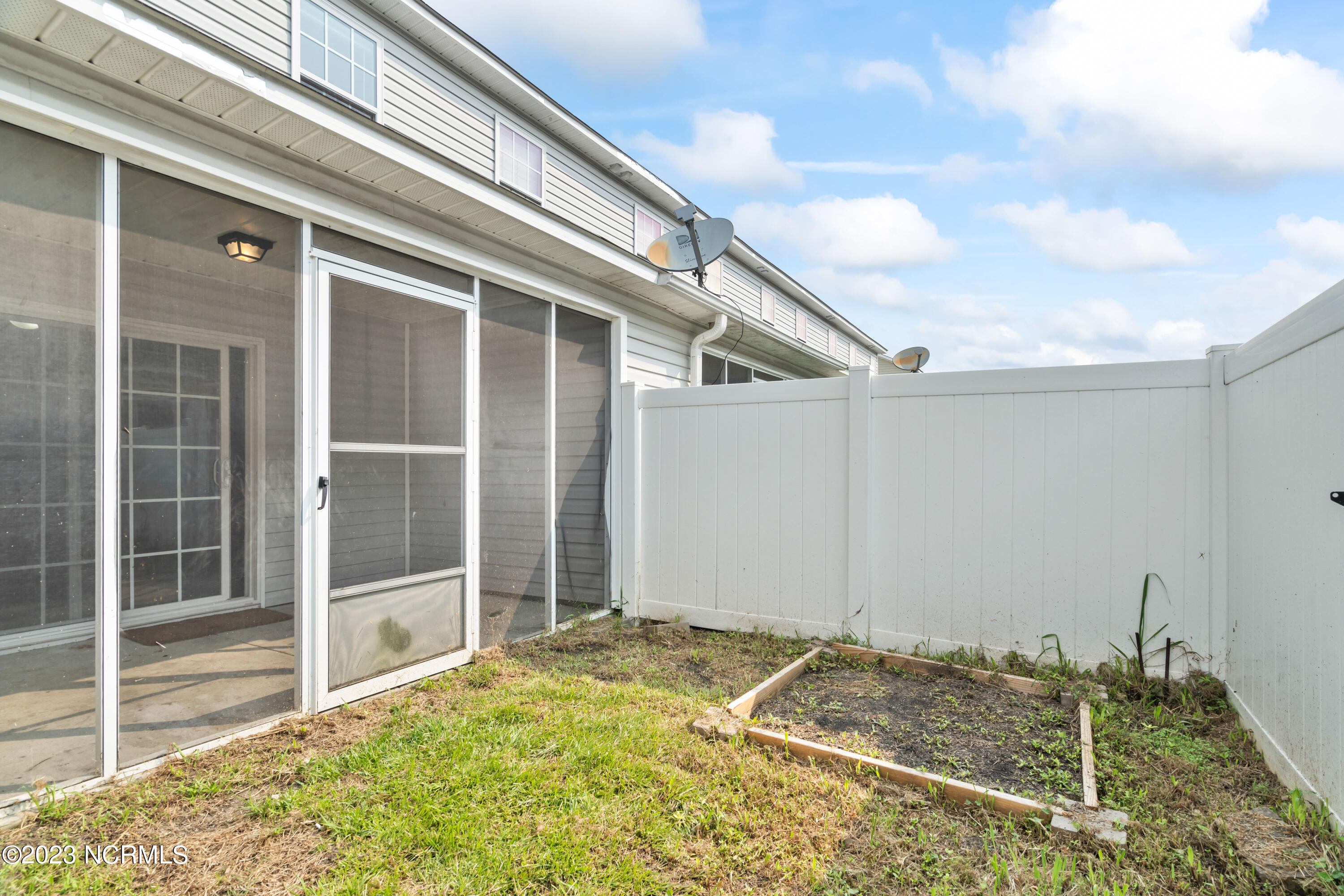 100559780 | Photo 25