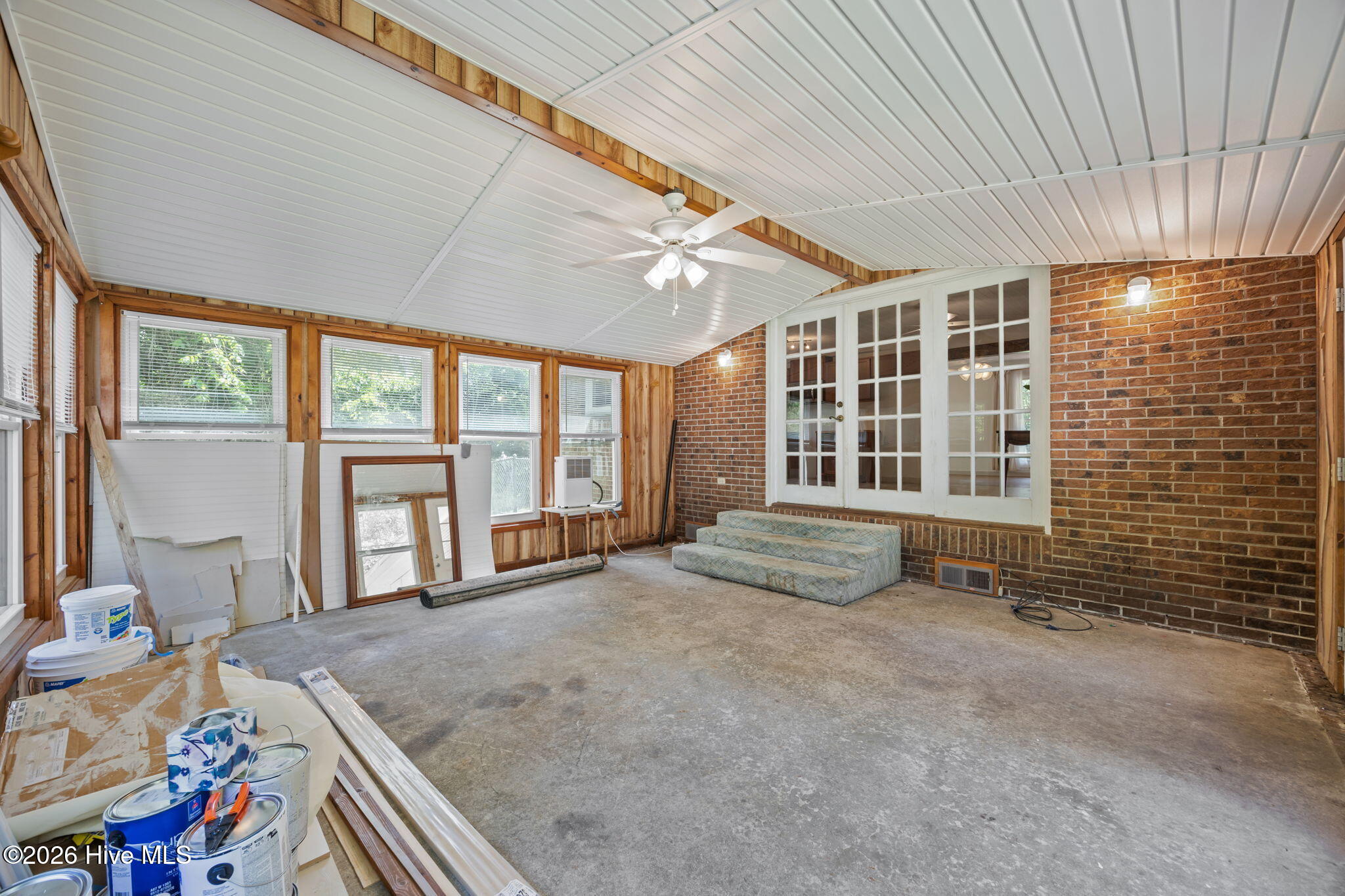 100567940 | Photo 33