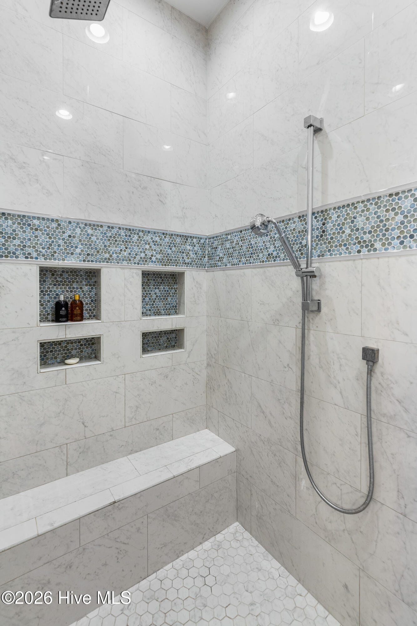 100563719 | Photo 28