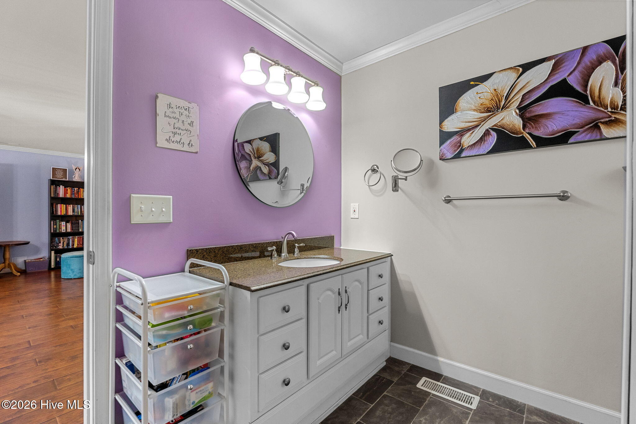 100548359 | Photo 24