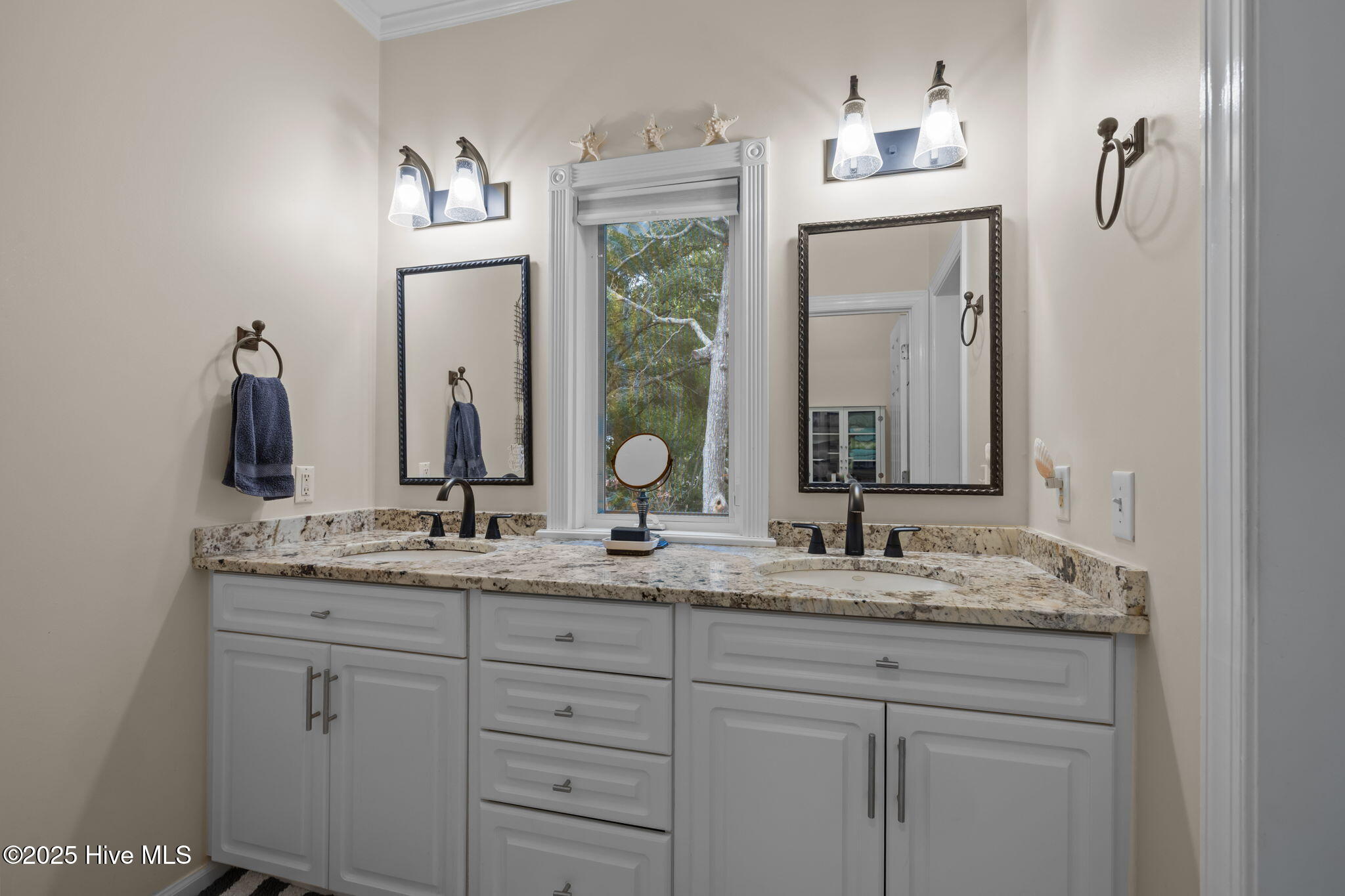 100540385 | Photo 31