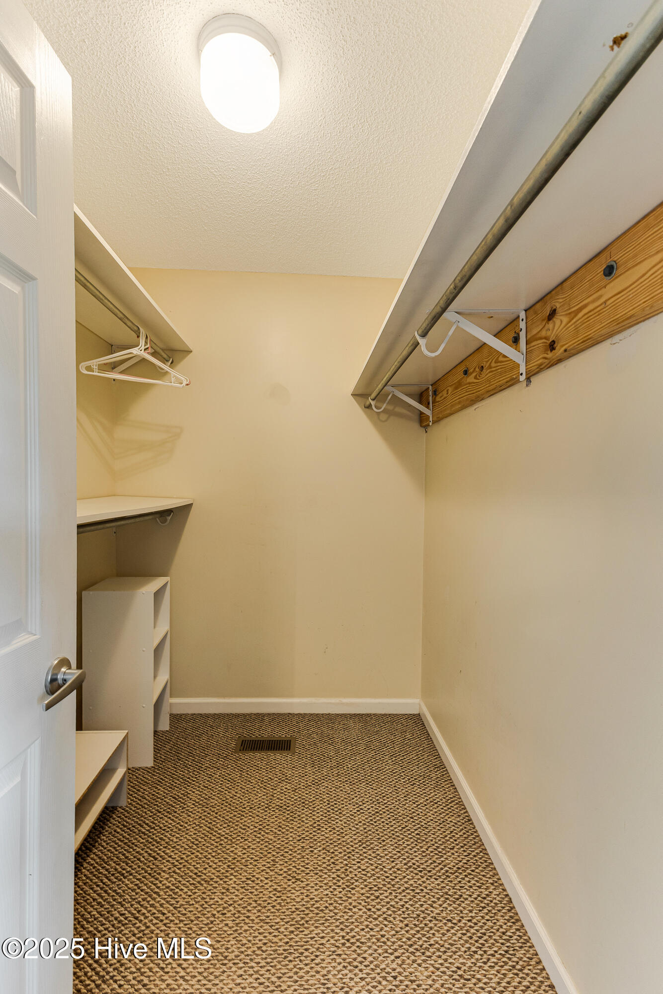 100523240 | Photo 25