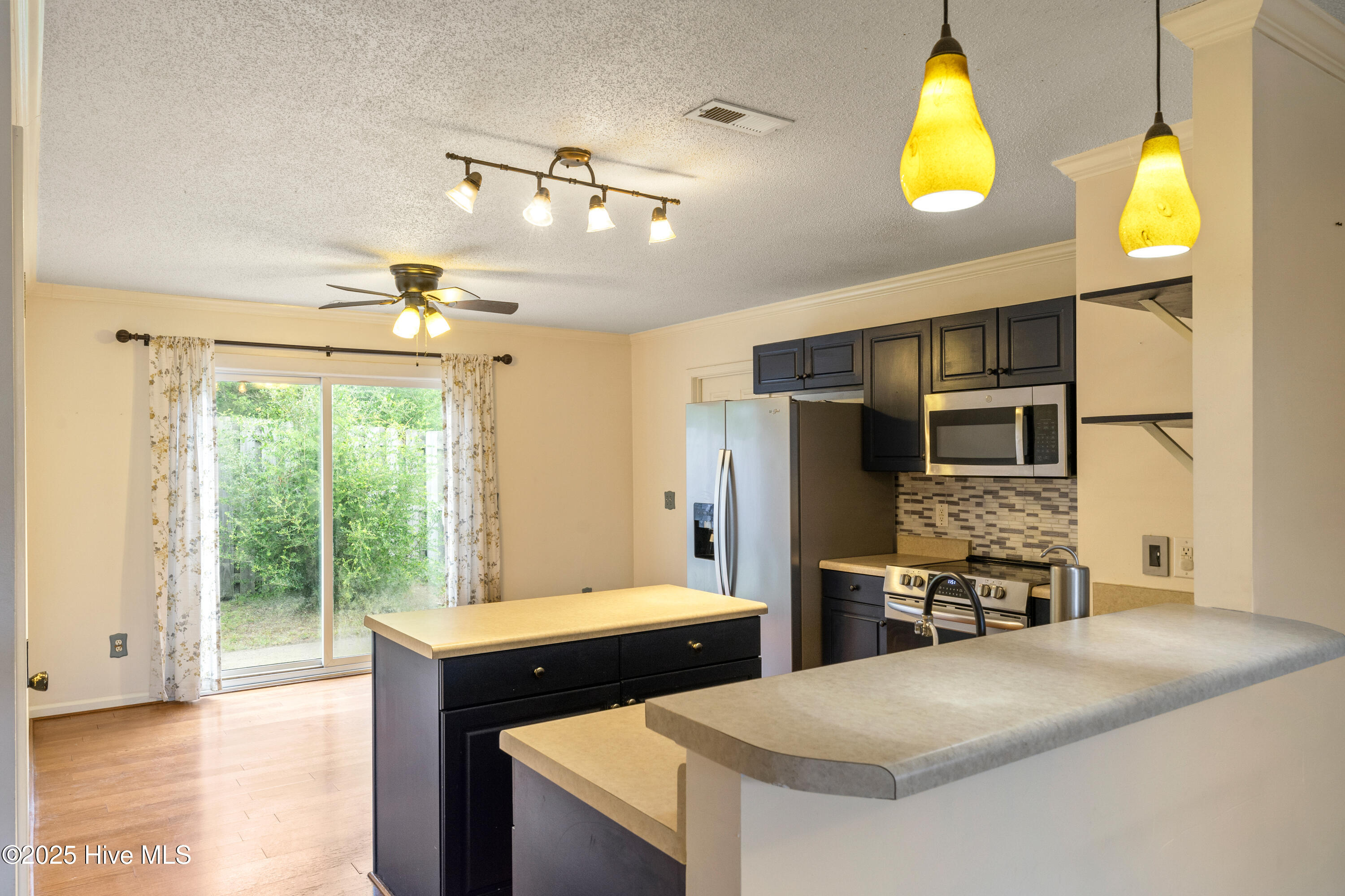 100521193 | Photo 11