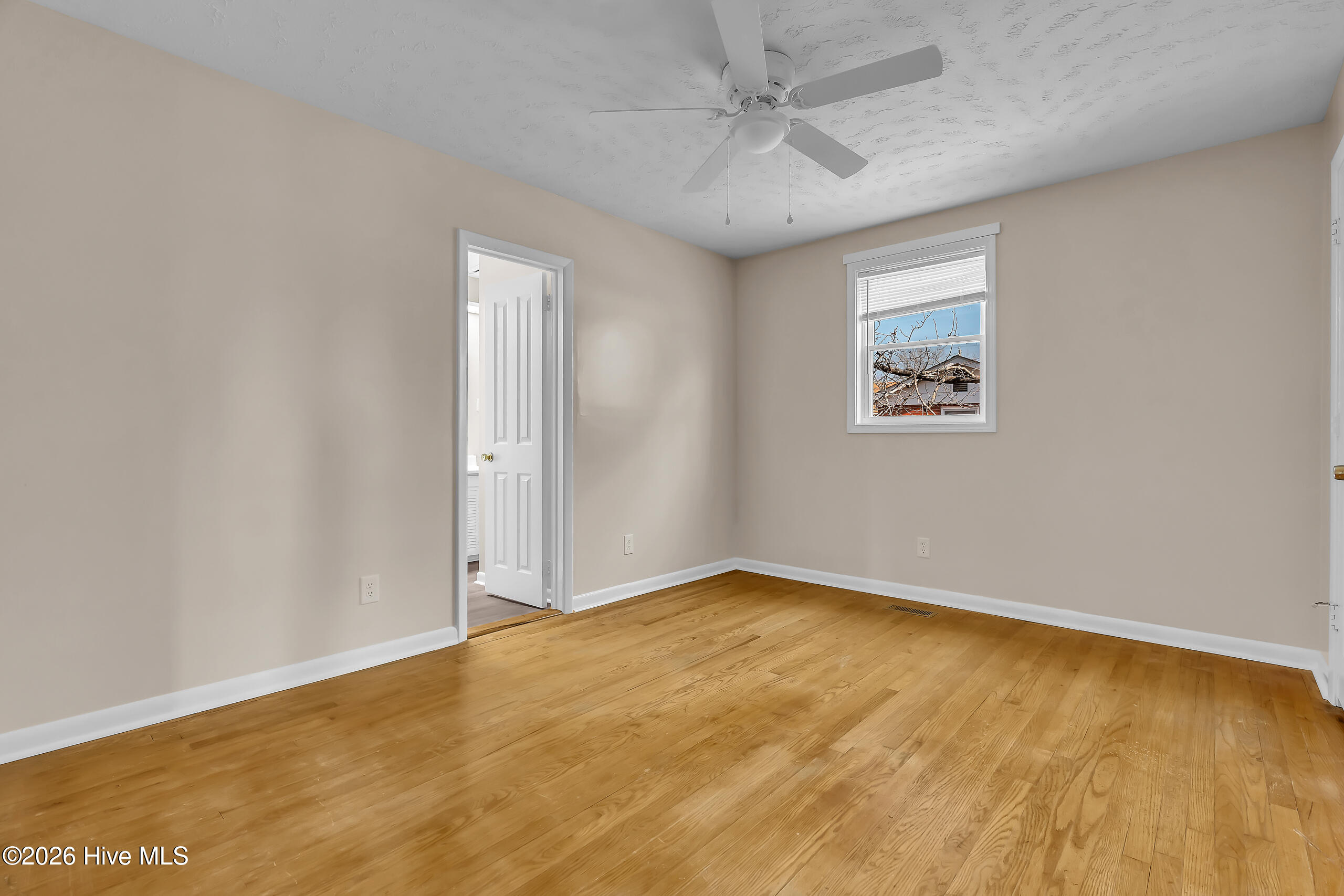 100557888 | Photo 27