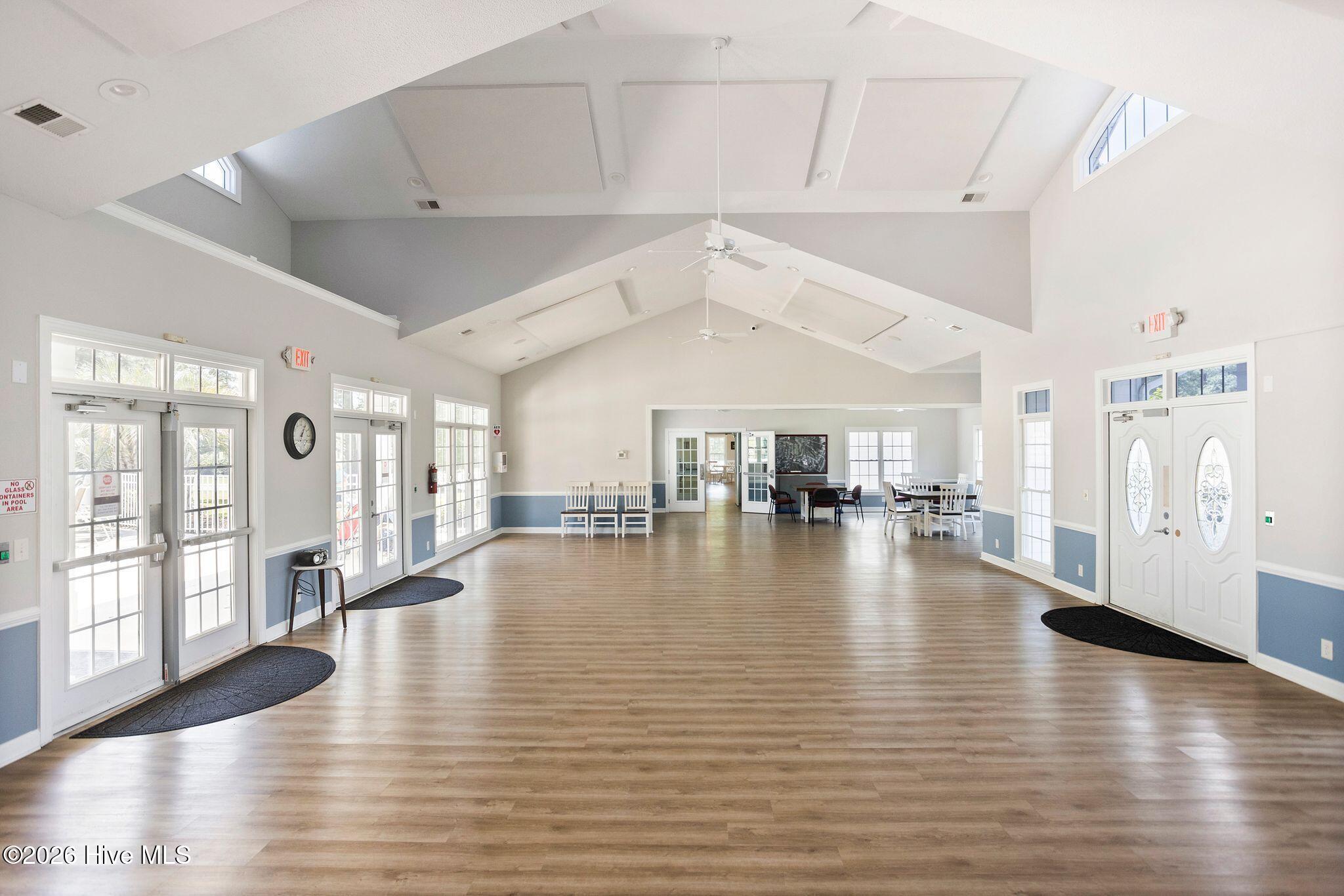 100560639 | Photo 63