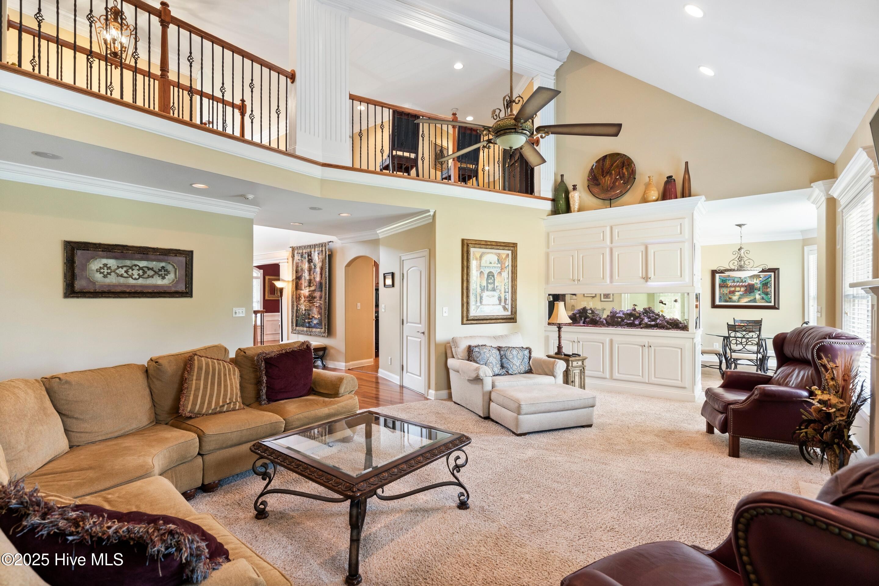 100518438 | Photo 14