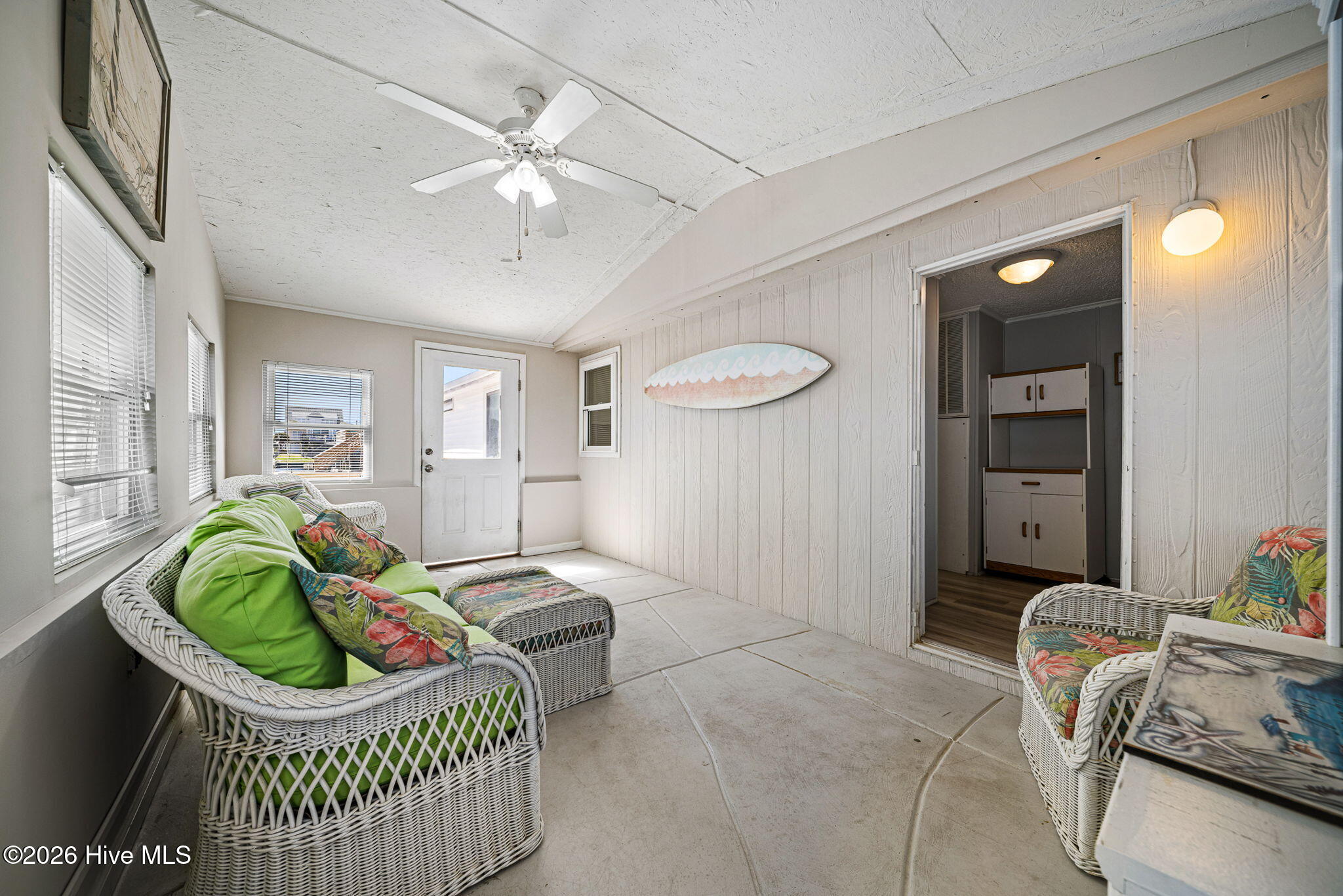 100561406 | Photo 17