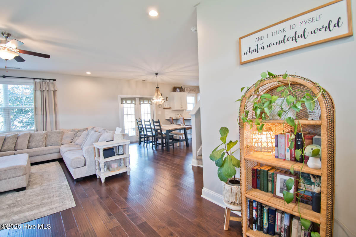 100562349 | Photo 18