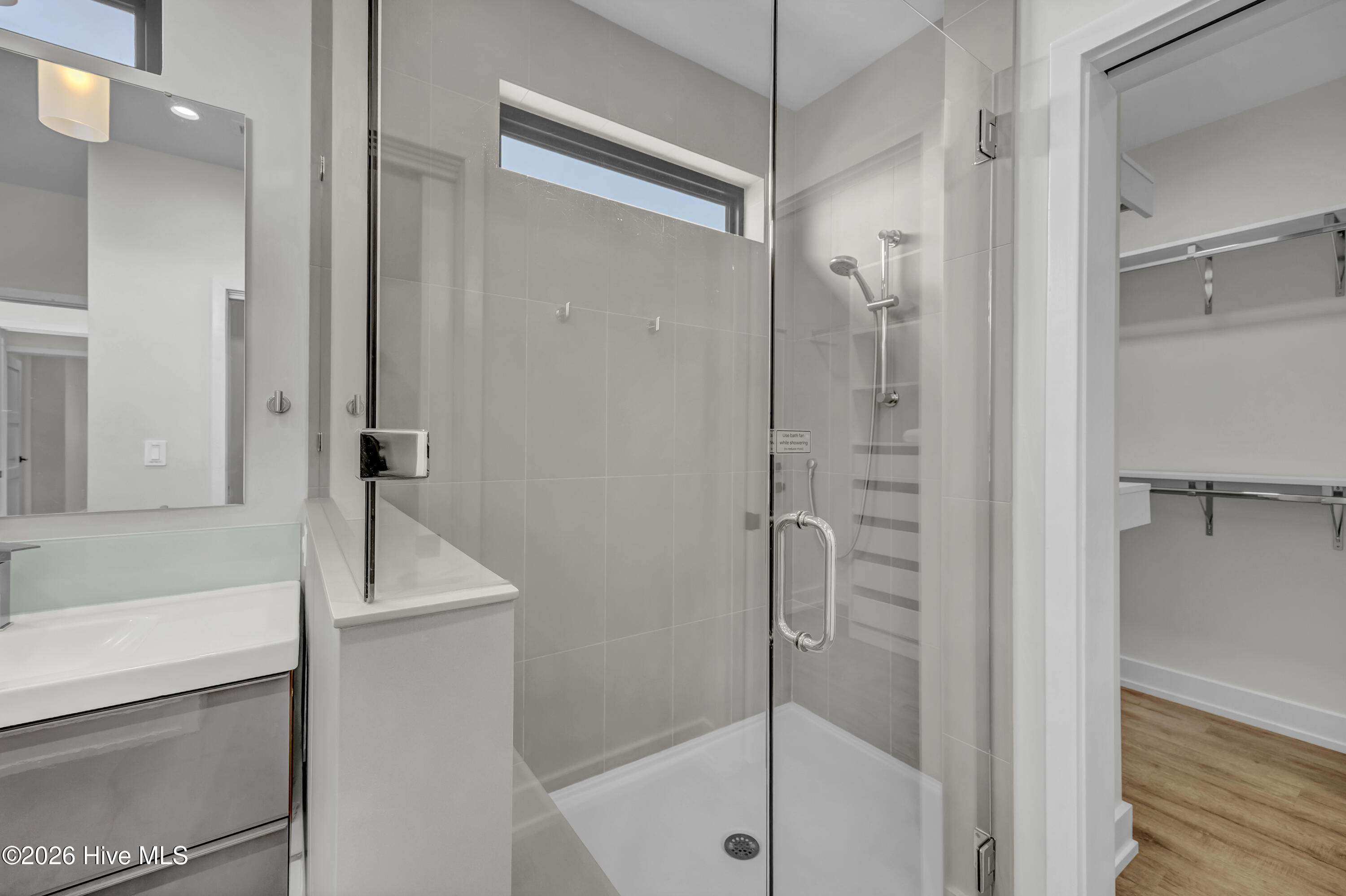 100565280 | Photo 26