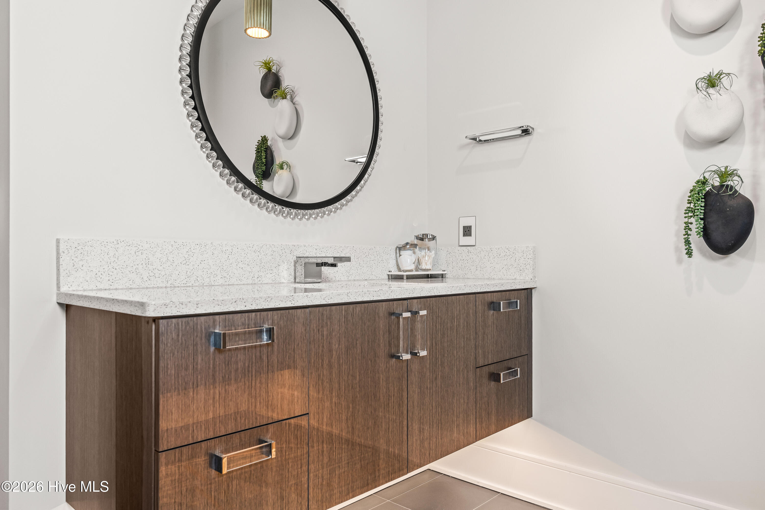 100567165 | Photo 47