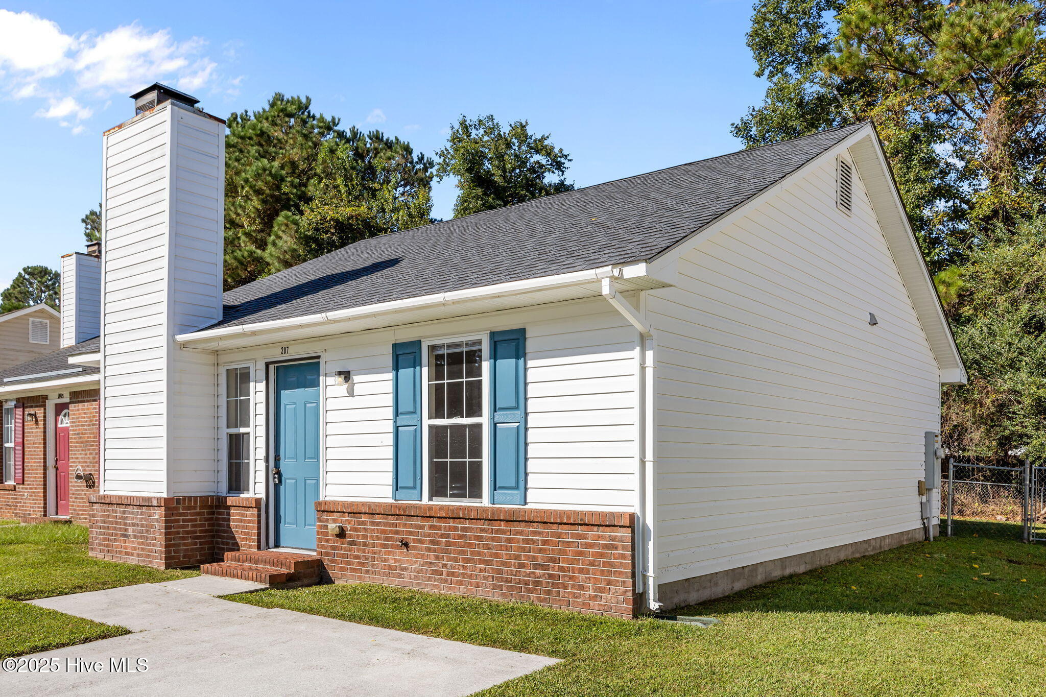 207 Live Oak-front pic 2