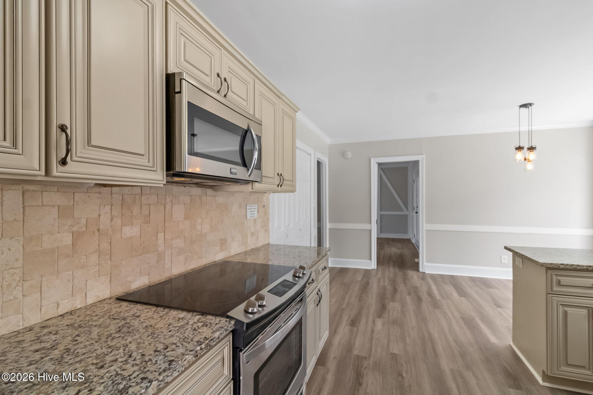 100560043 | Photo 17