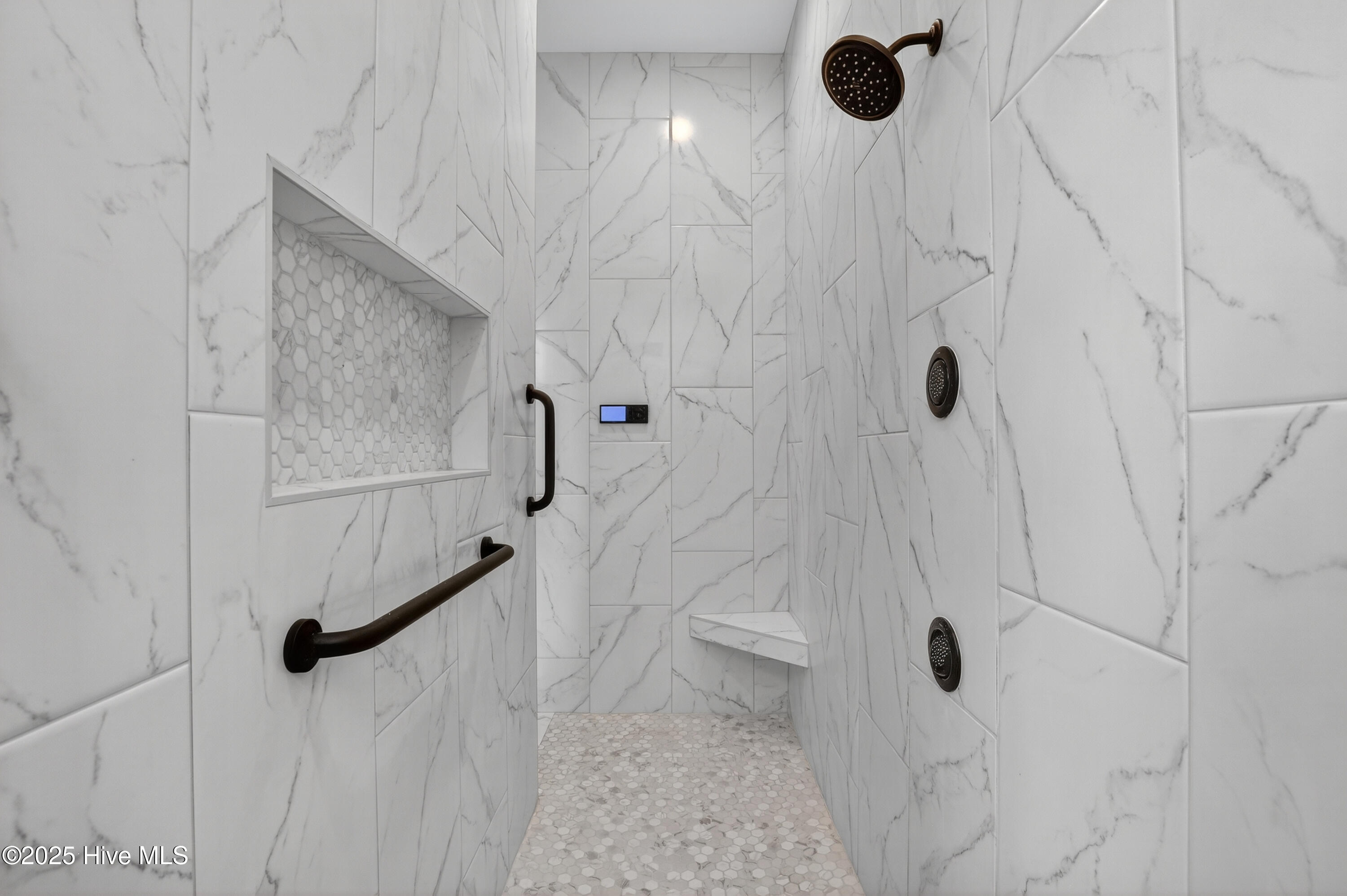 100546984 | Photo 25