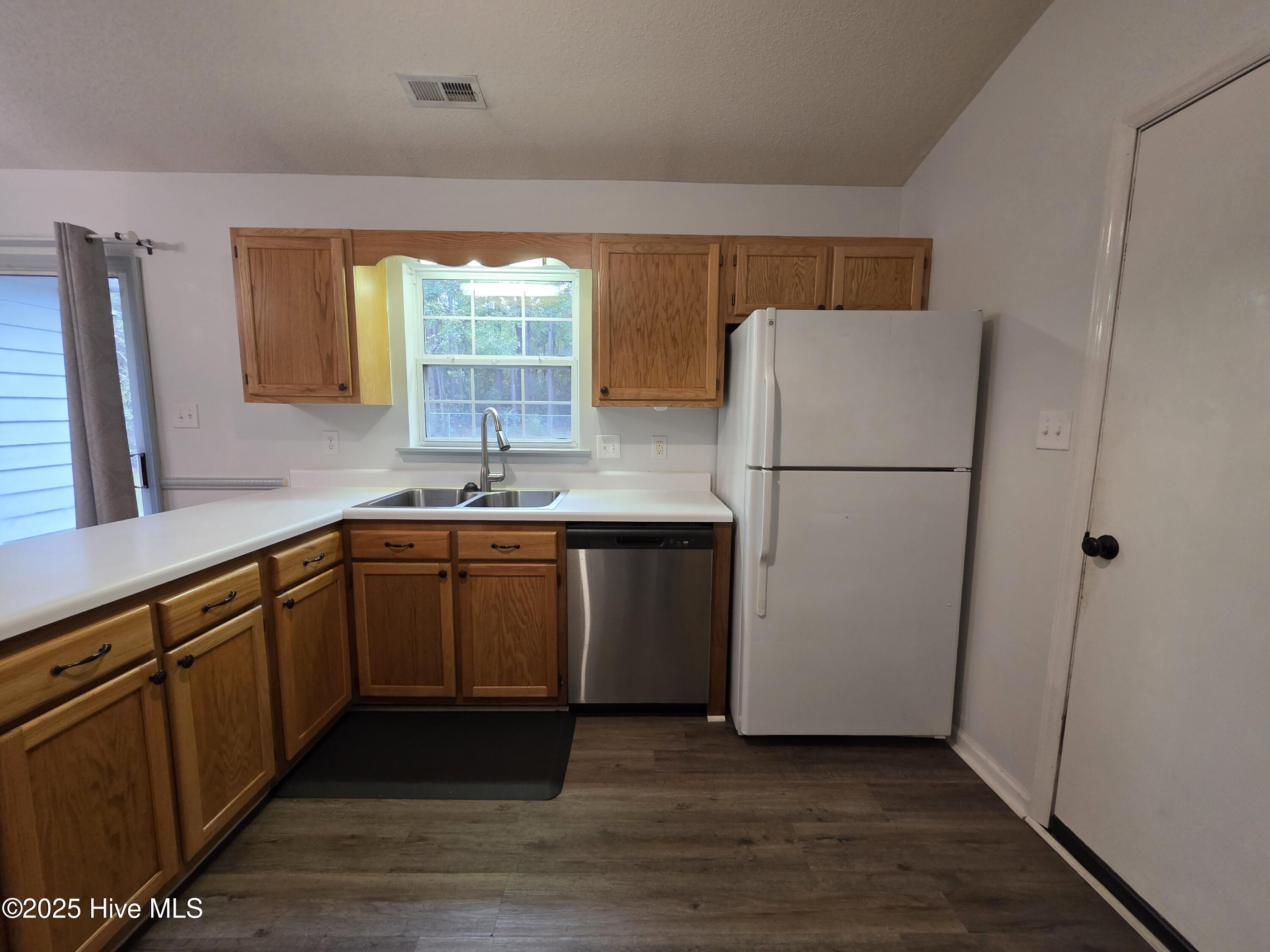 100538348 | Photo 14