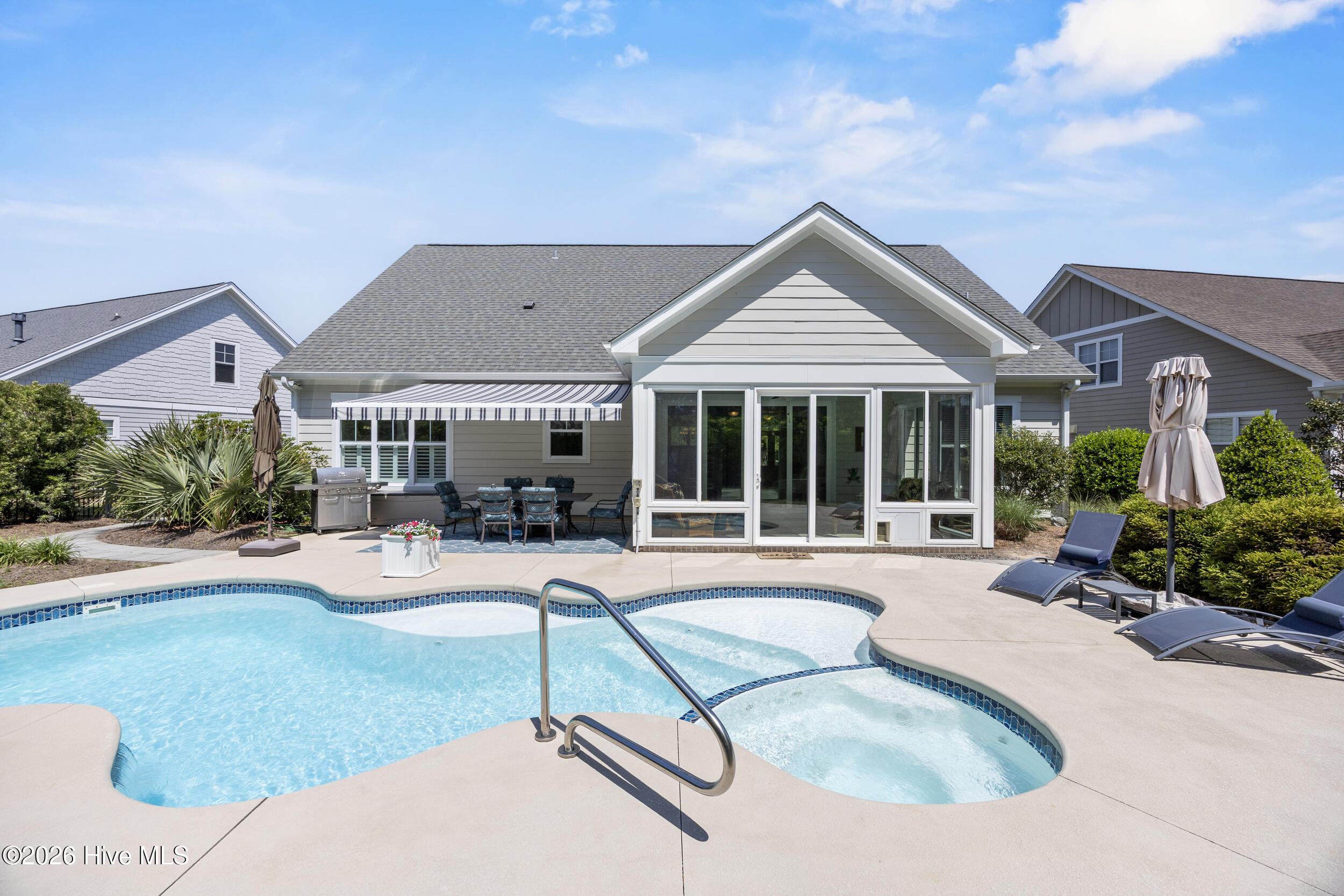 100565647 | Photo 12