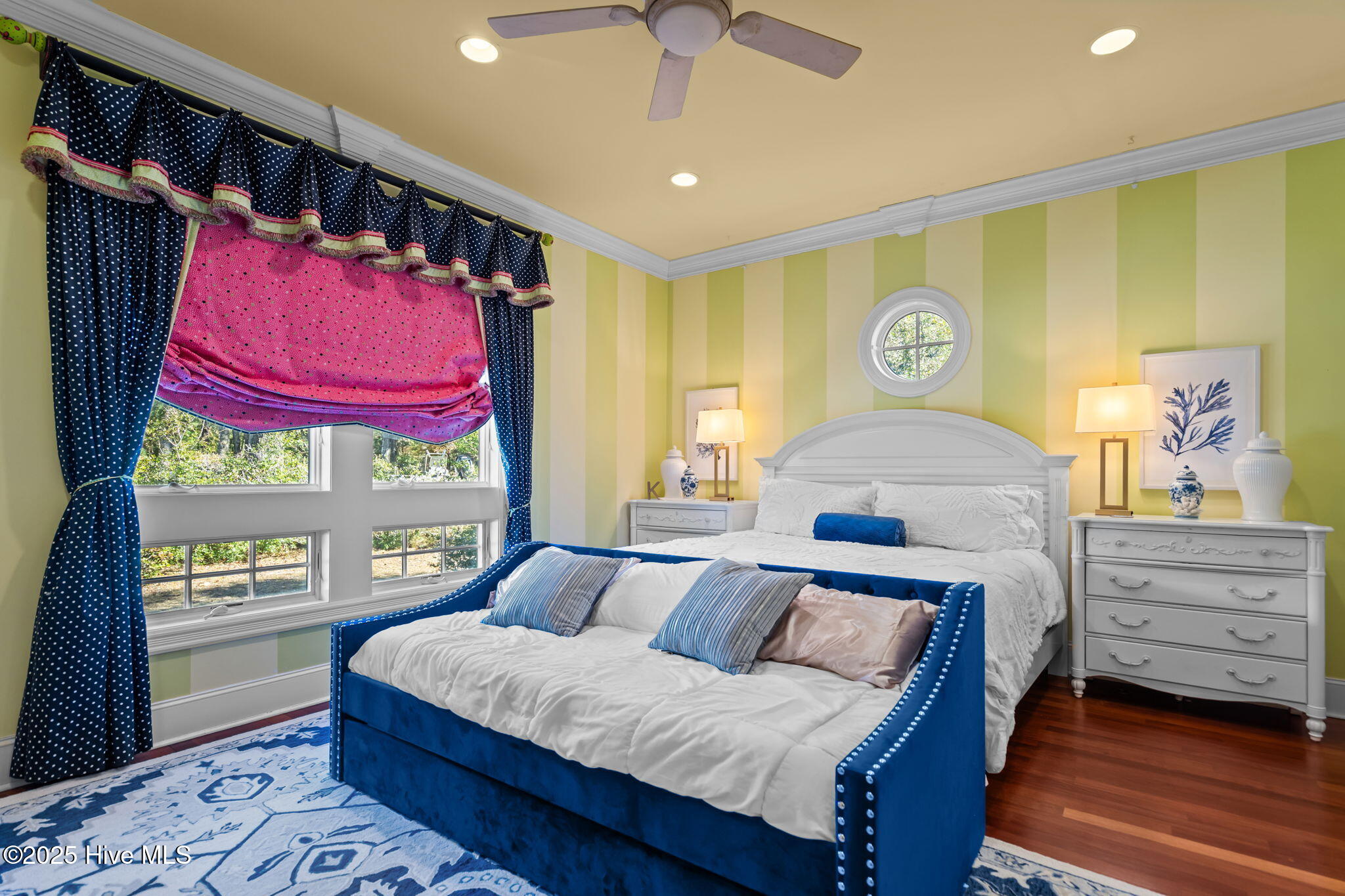 100547936 | Photo 56