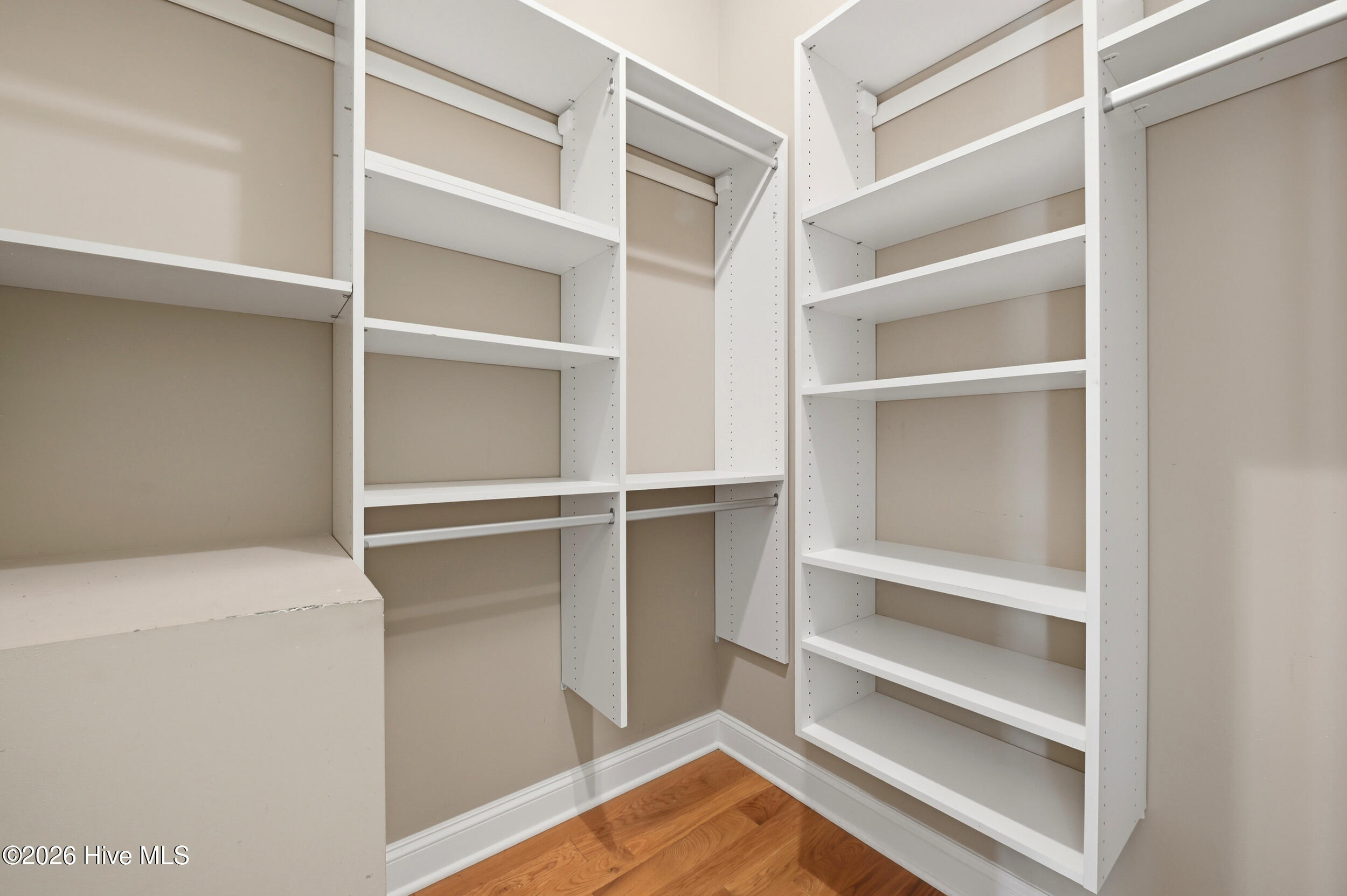 100566380 | Photo 22