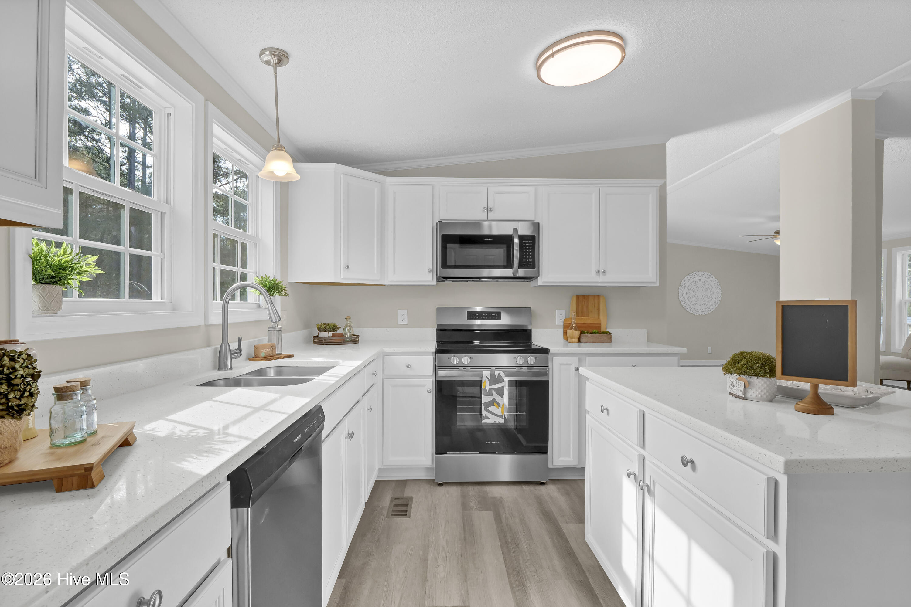 100563063 | Photo 16