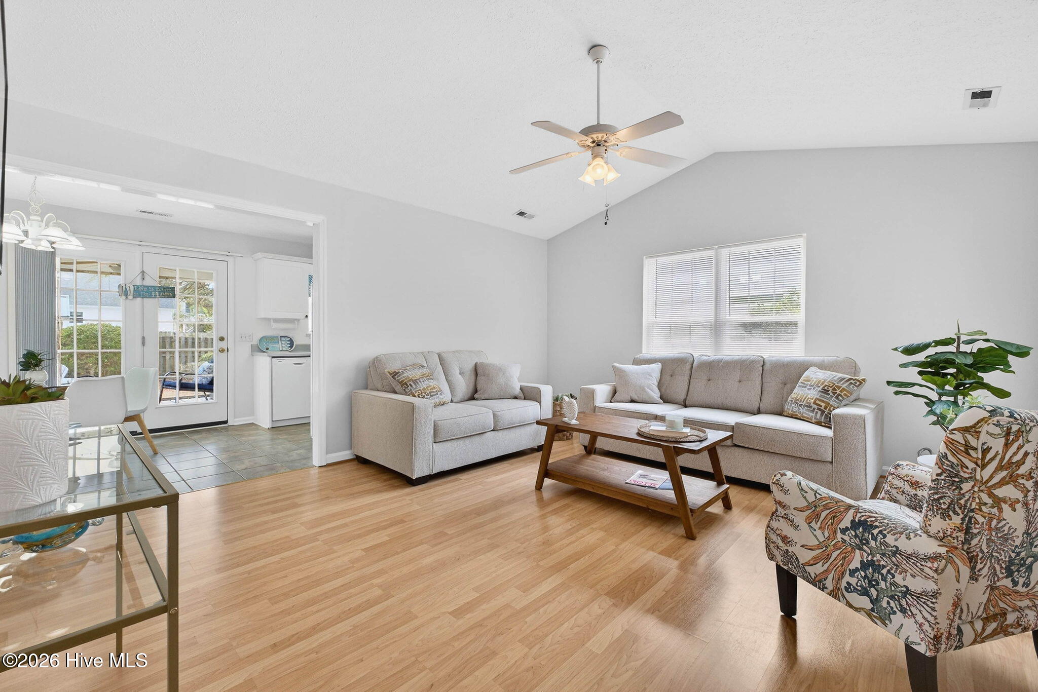 100562767 | Photo 11