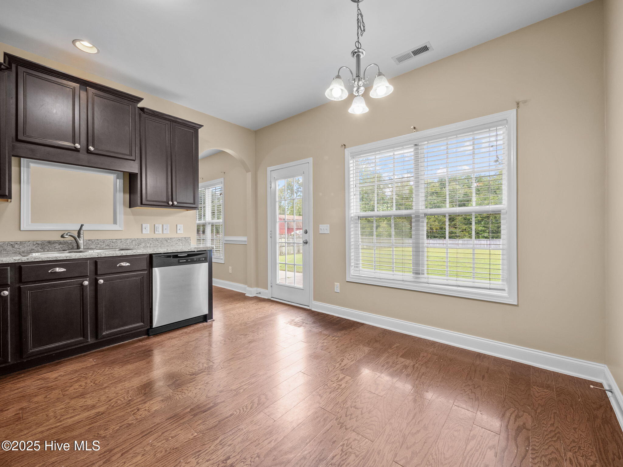 100556679 | Photo 18