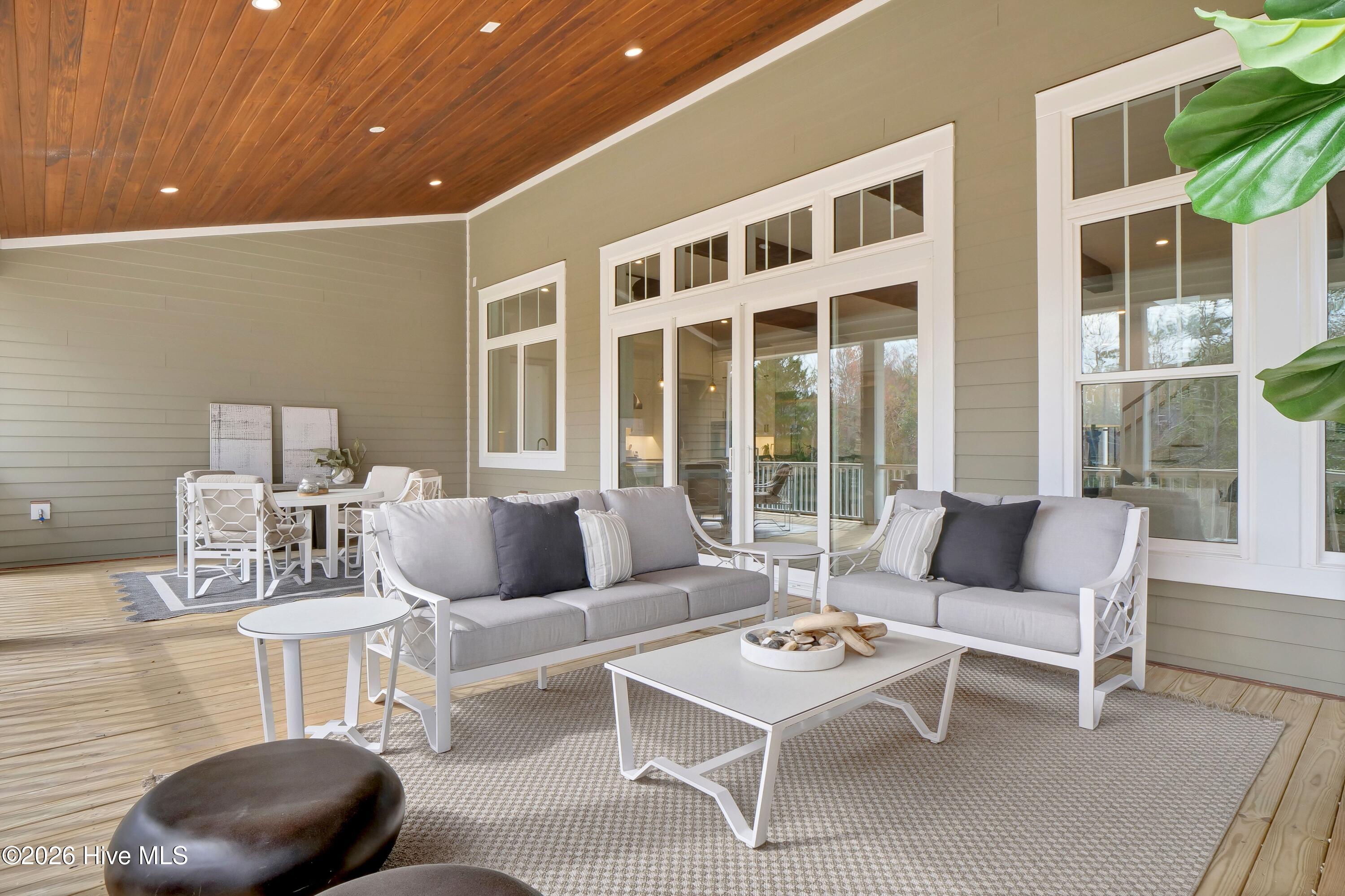 100553648 | Photo 35