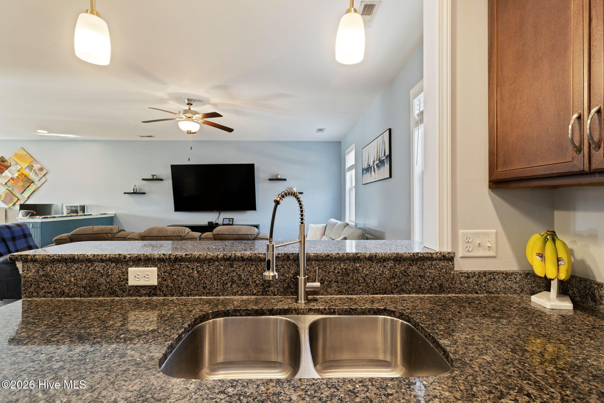 100550782 | Photo 24