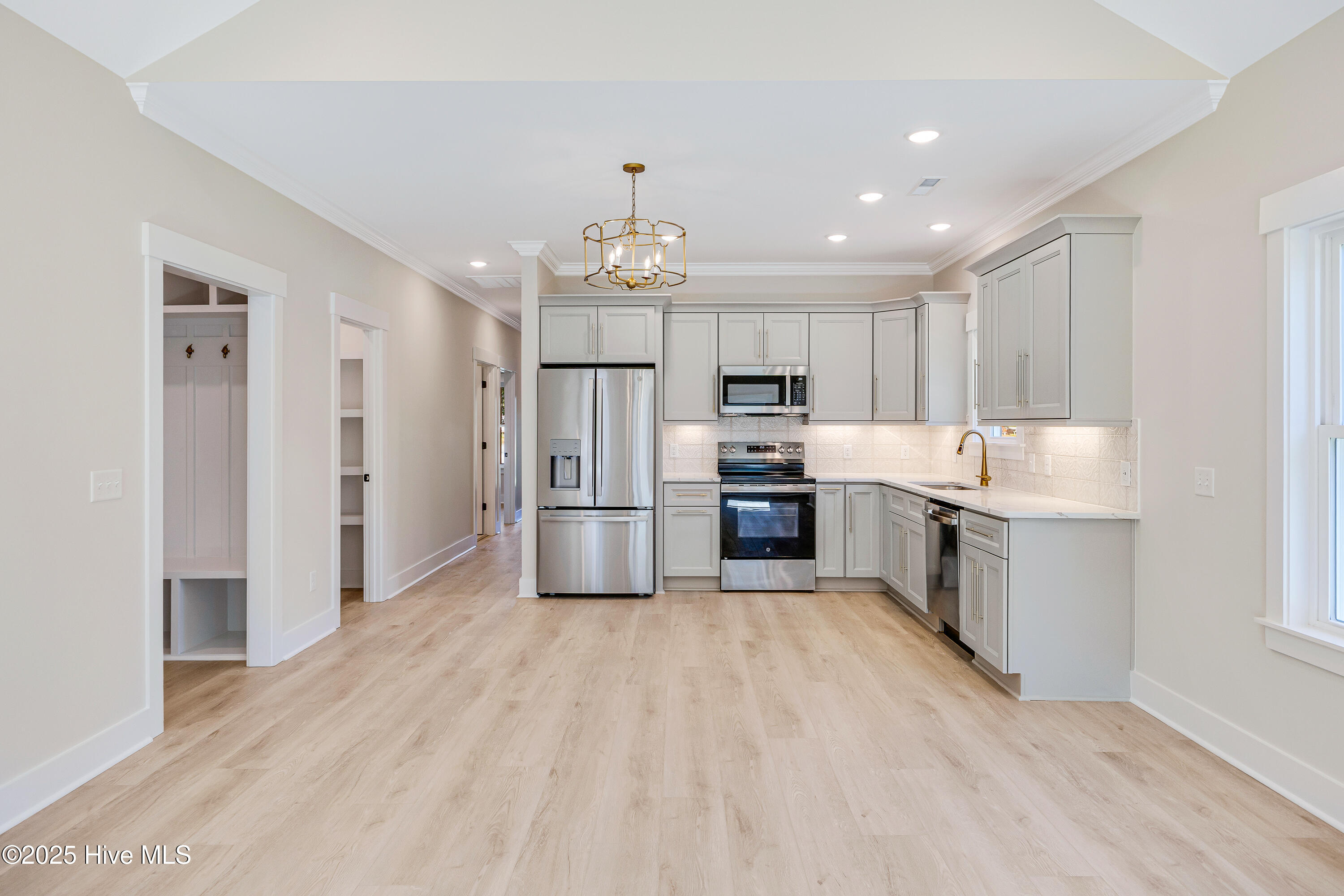 100533069 | Photo 12